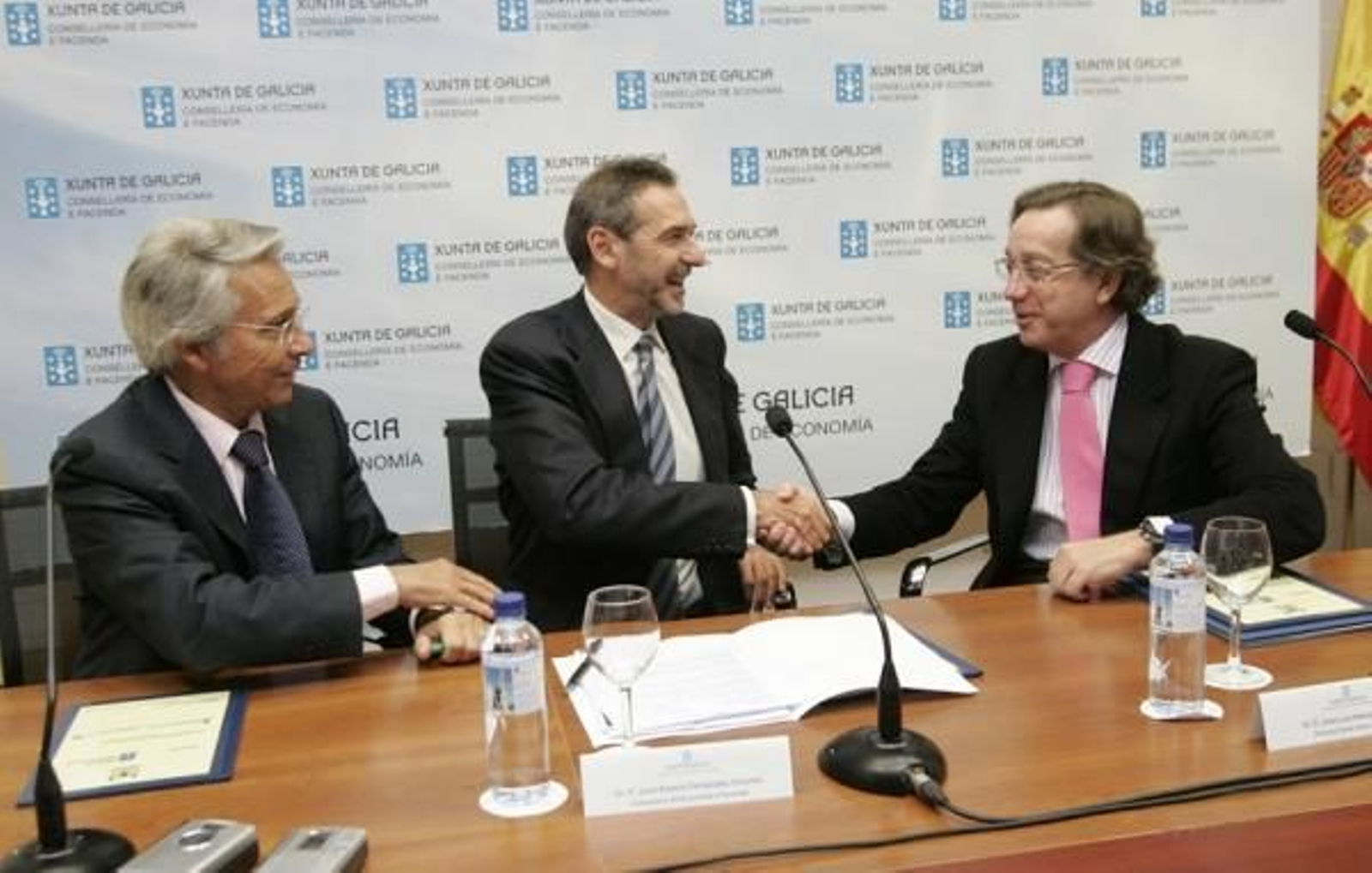 Fernández Antonio saluda a José Luis Méndez ante la mirada de Julio Fernández Gayoso.