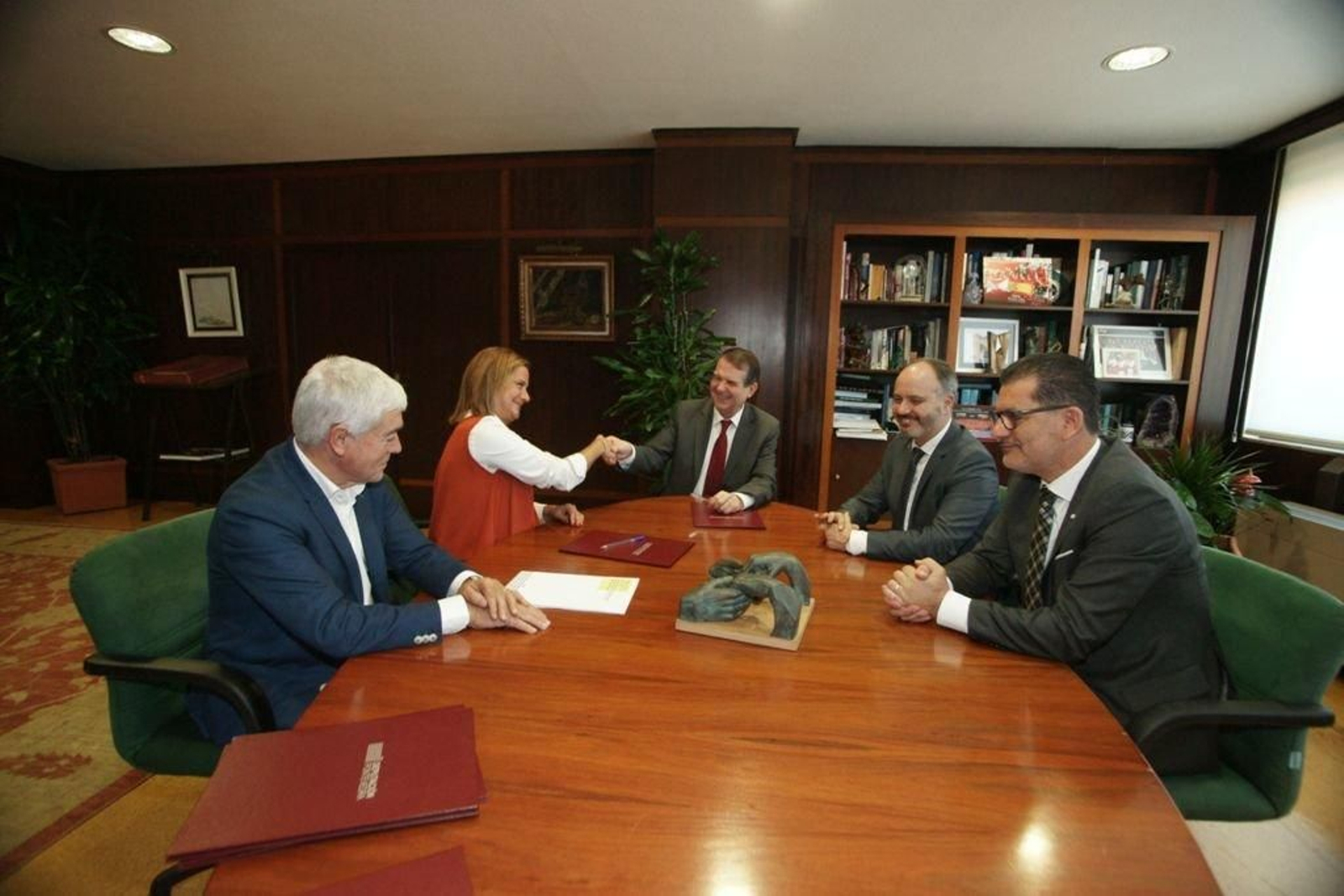 Silva durante la reunión que mantuvo en la alcaldía de Vigo con Caballero y varios ediles socialistas.