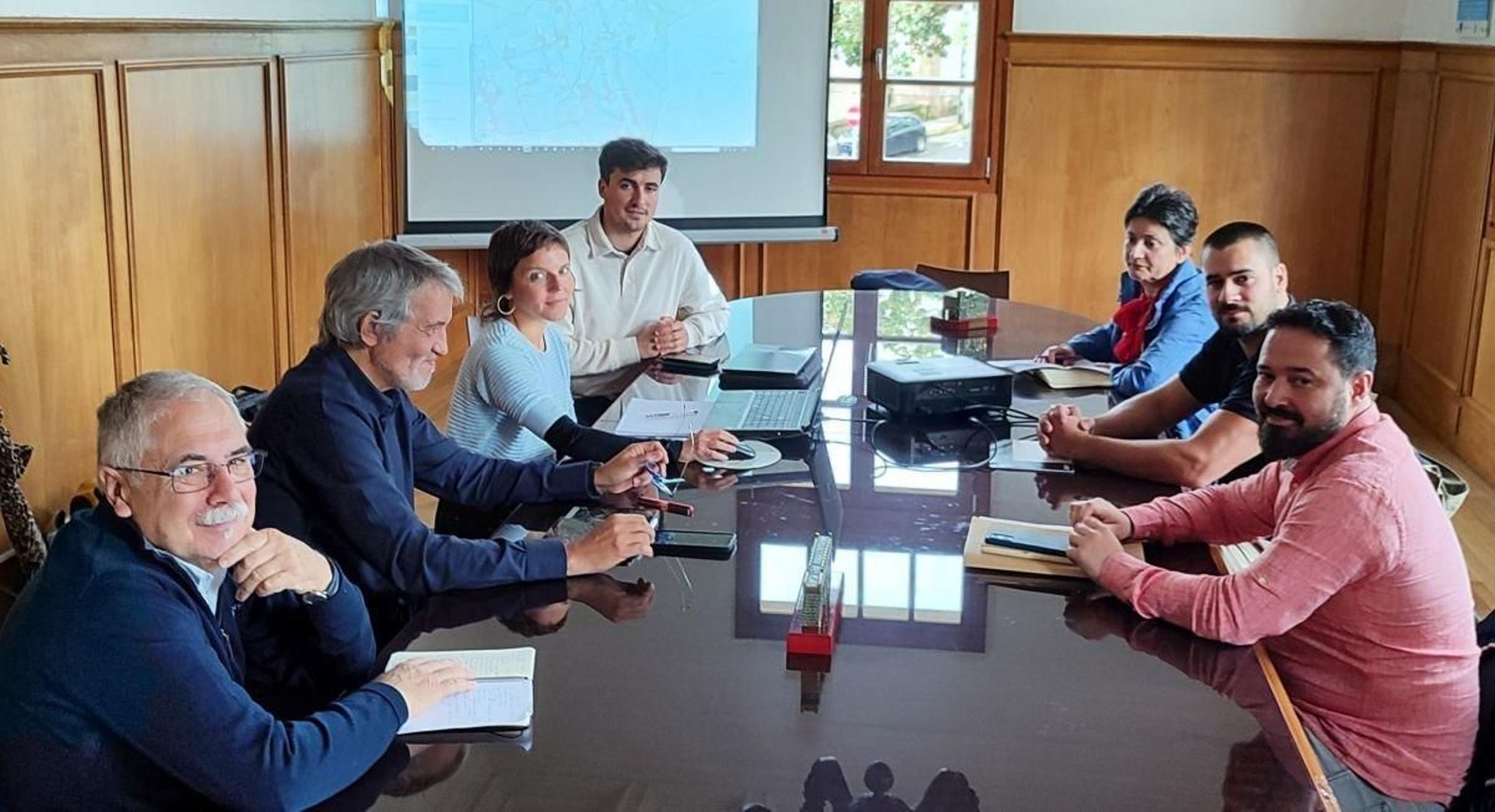 Reunión celebrada ayer entre empresarios de Redondela y equipo redactor.