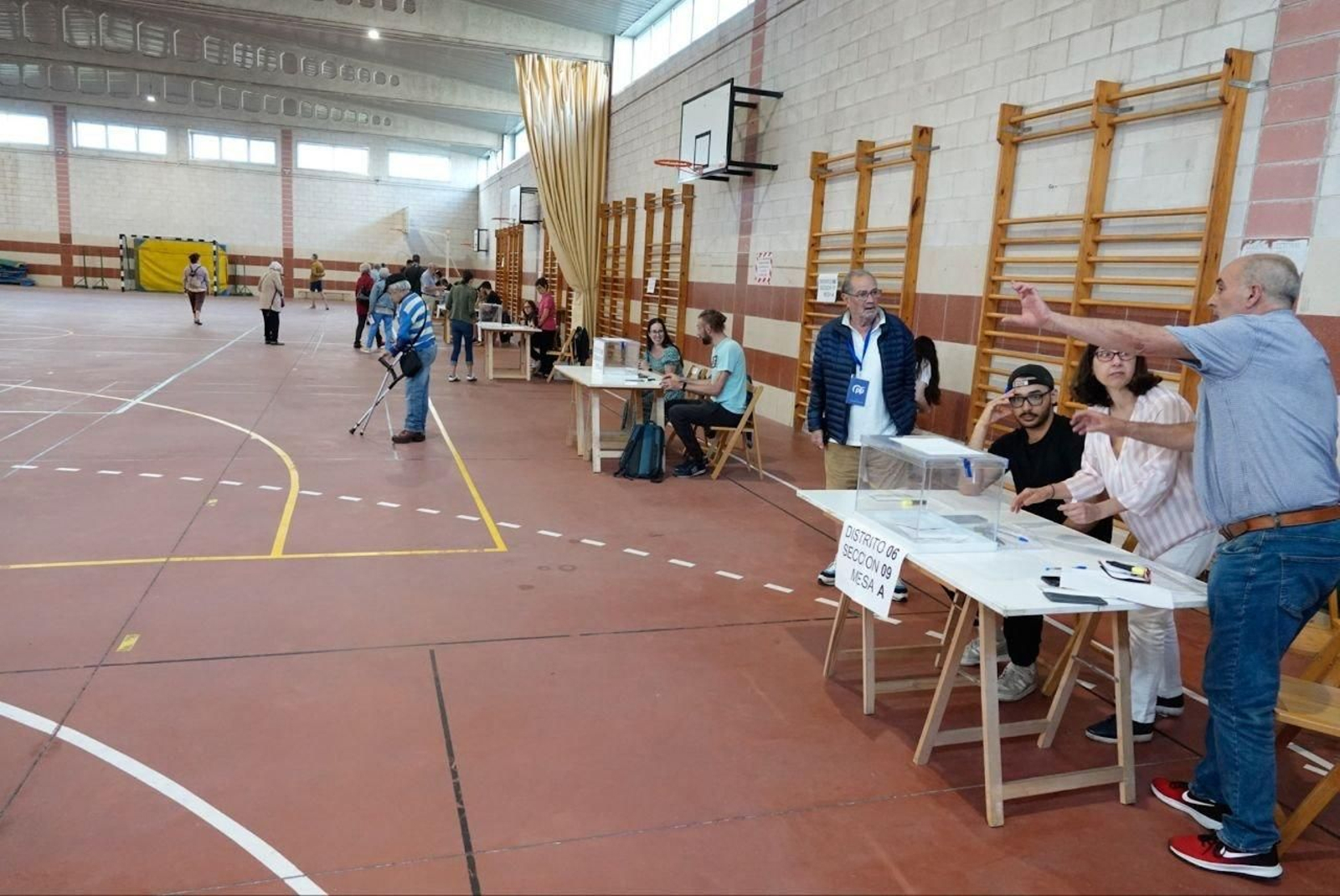 Poco ambiente a primera hora en un colegio electoral de Vigo.