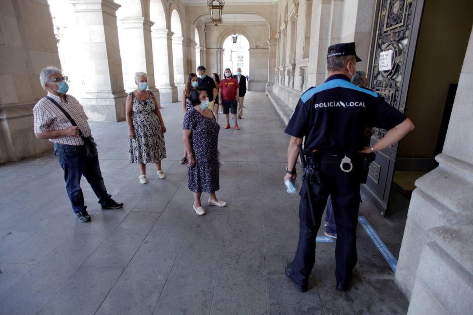 Un policía local controla el acceso a un colegio electoral coruñés, el pasado domingo.