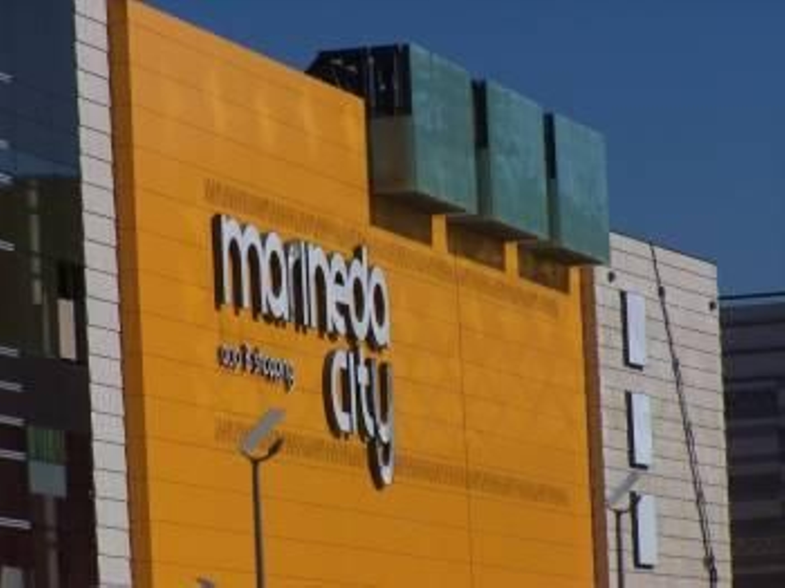 Entrada al centro comercial de Marineda city en A Coruña. (Foto: L.B.)