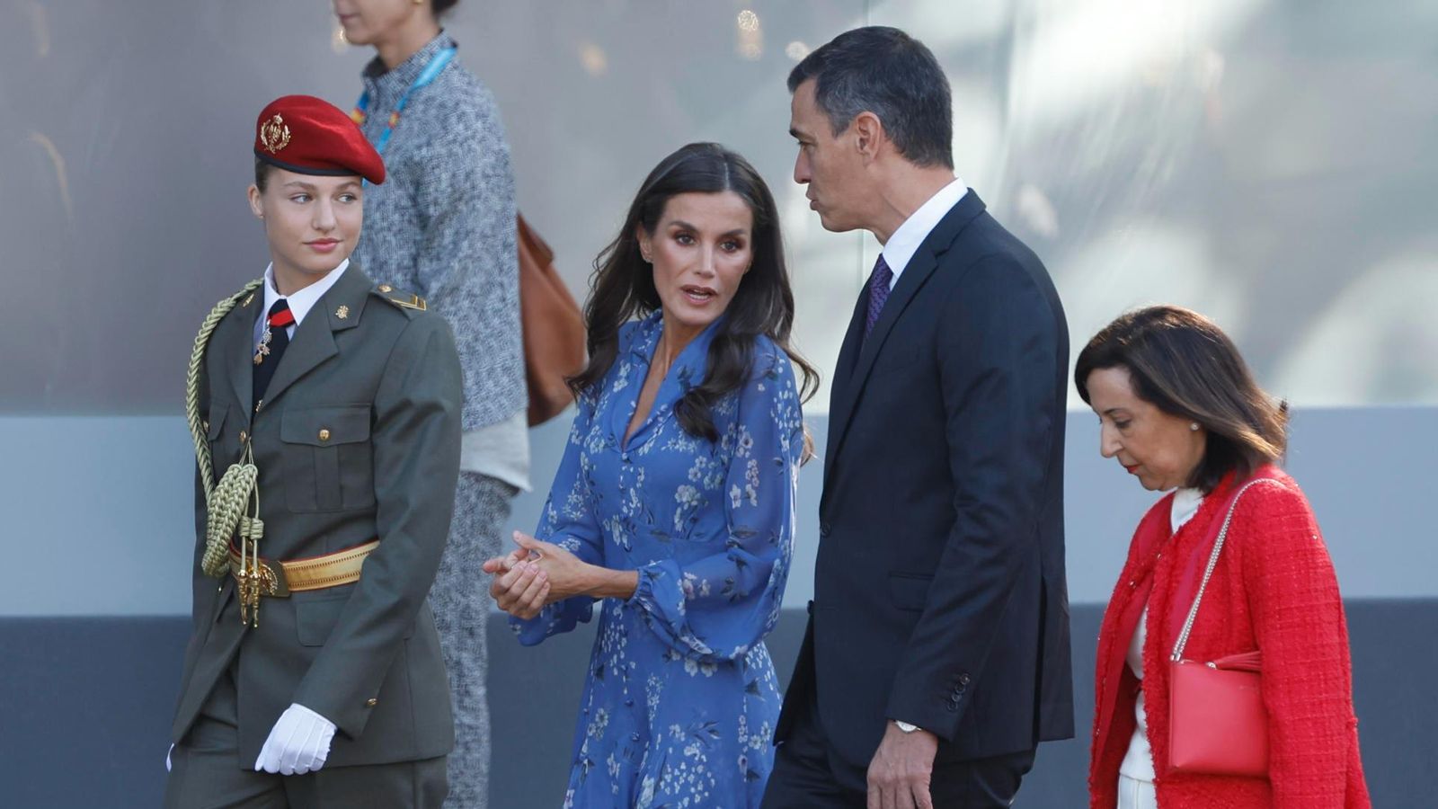 La reina Letizia habla con Sánchez, en presencia de Leonor y Margarita Robles. // EFE