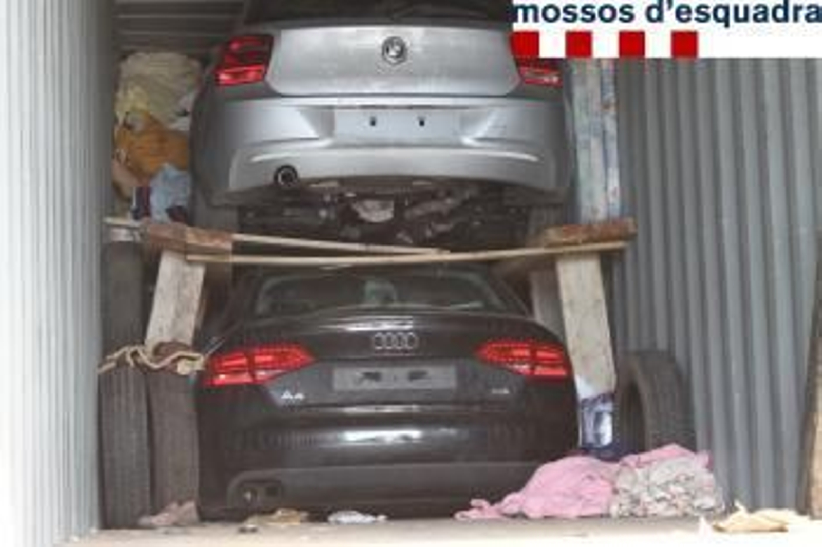 Vehículos en el interior del contenedor portuario.