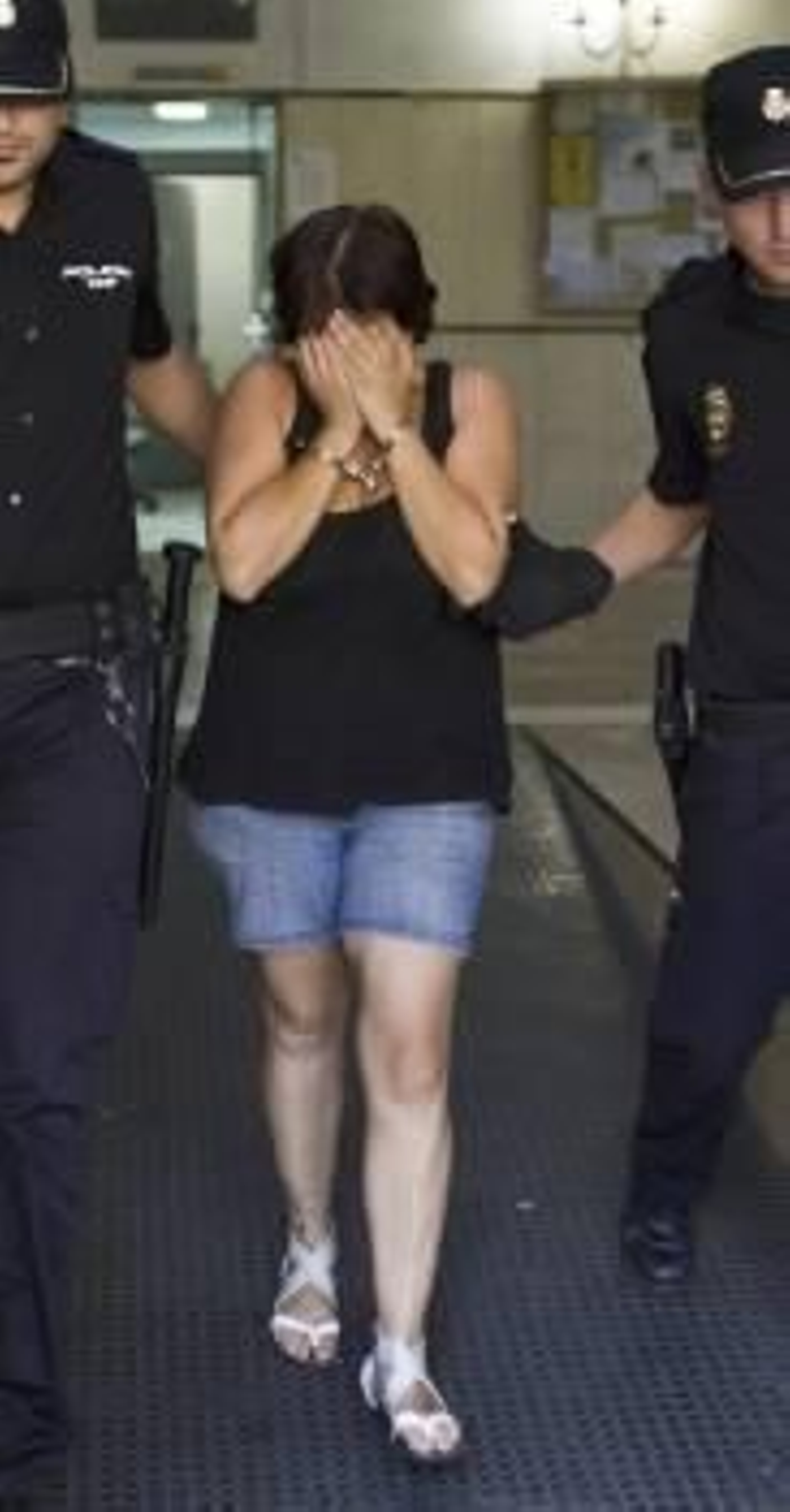 La detenida, camino de la cárcel. (Foto: MONSERRAT T. DÍEZ)