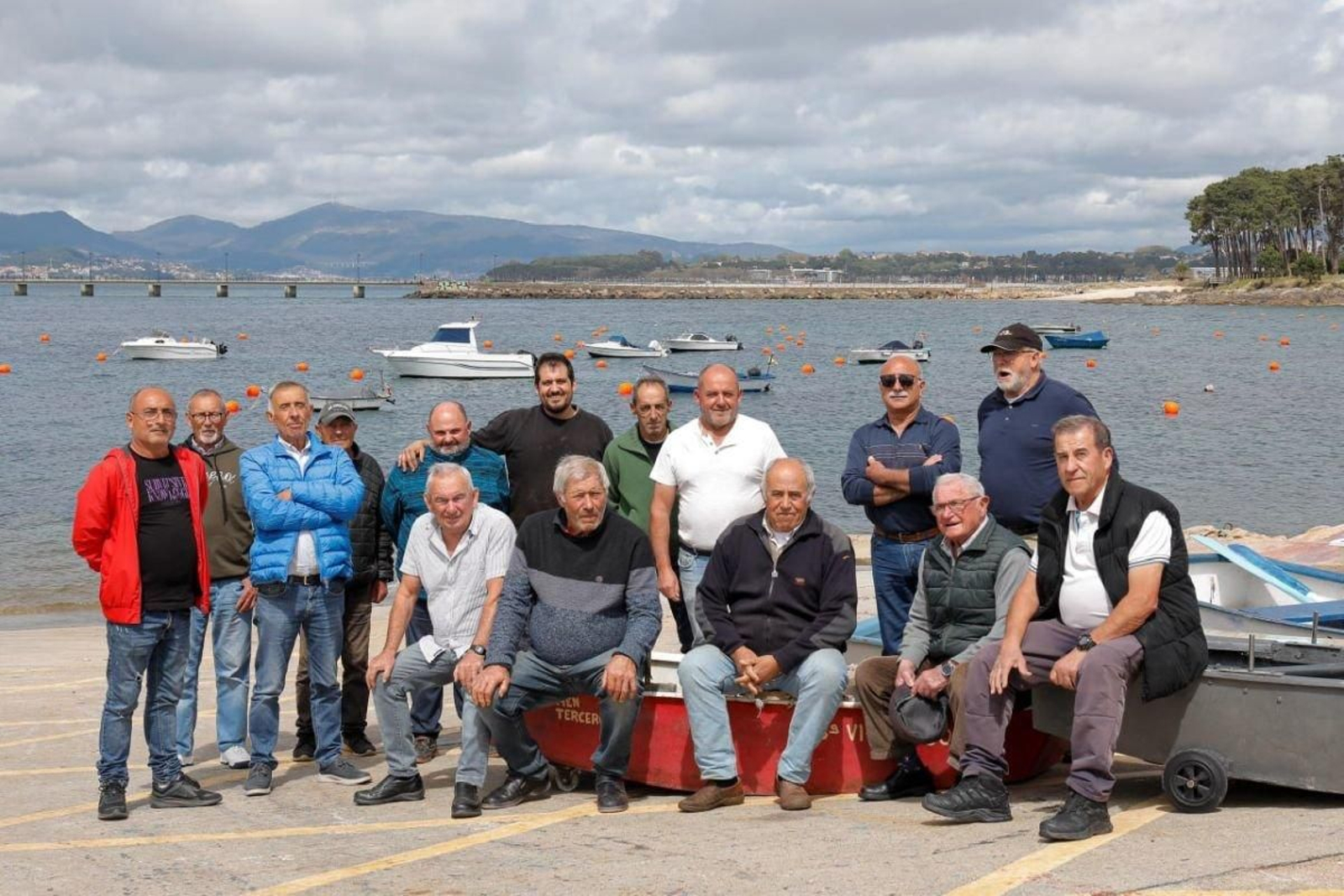 Una representación de la Asociación de Marineros de Canido, que engloba a 160 usuarios.