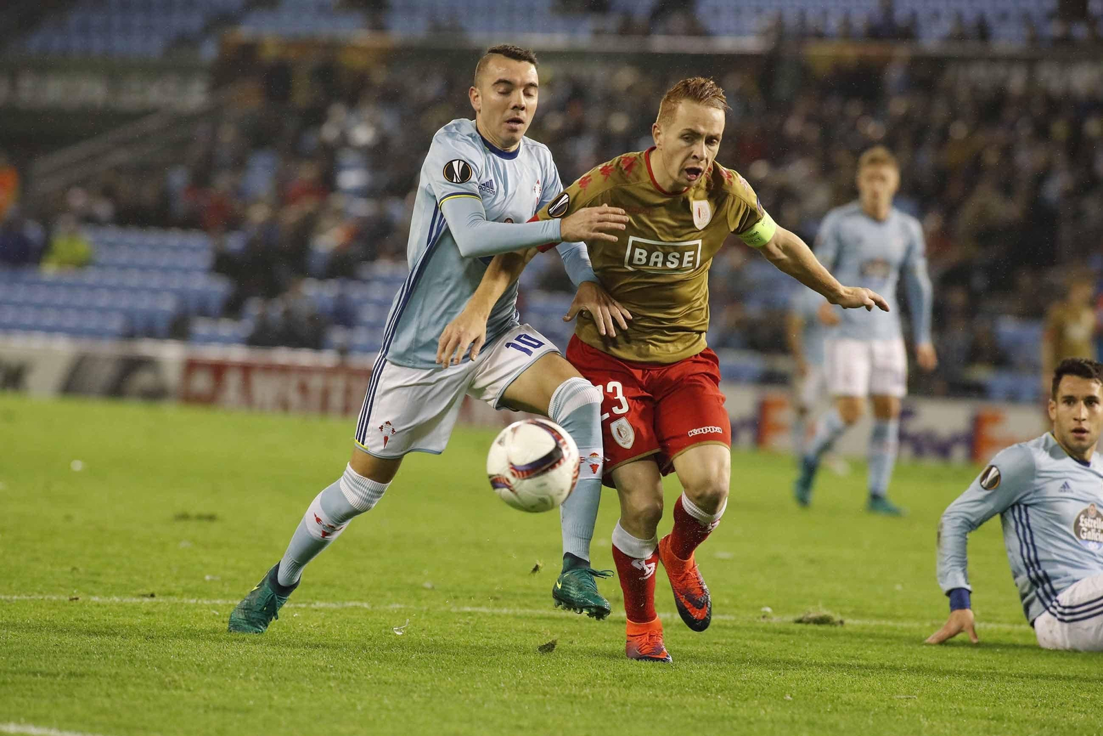 Iago Aspas disputa un balón con Trebel, ayer, en Balaídos.