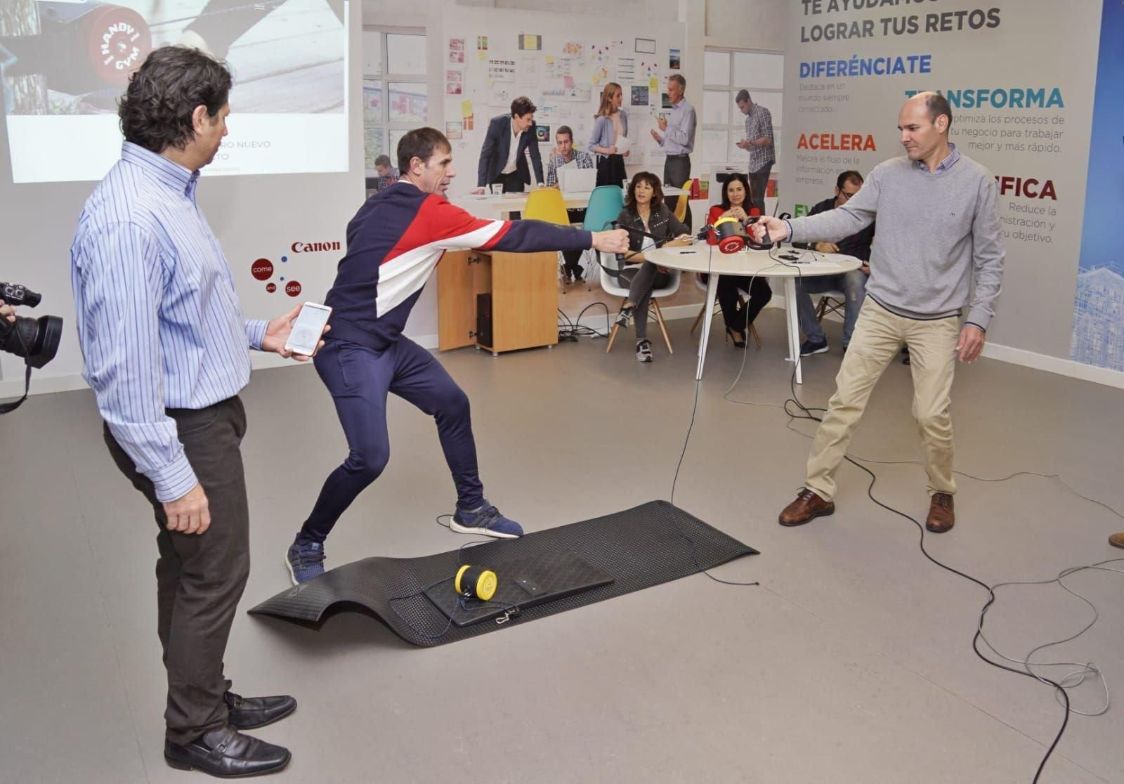 El equipo permite hacer ejercicio en pareja con elementos de pequeño tamaño.