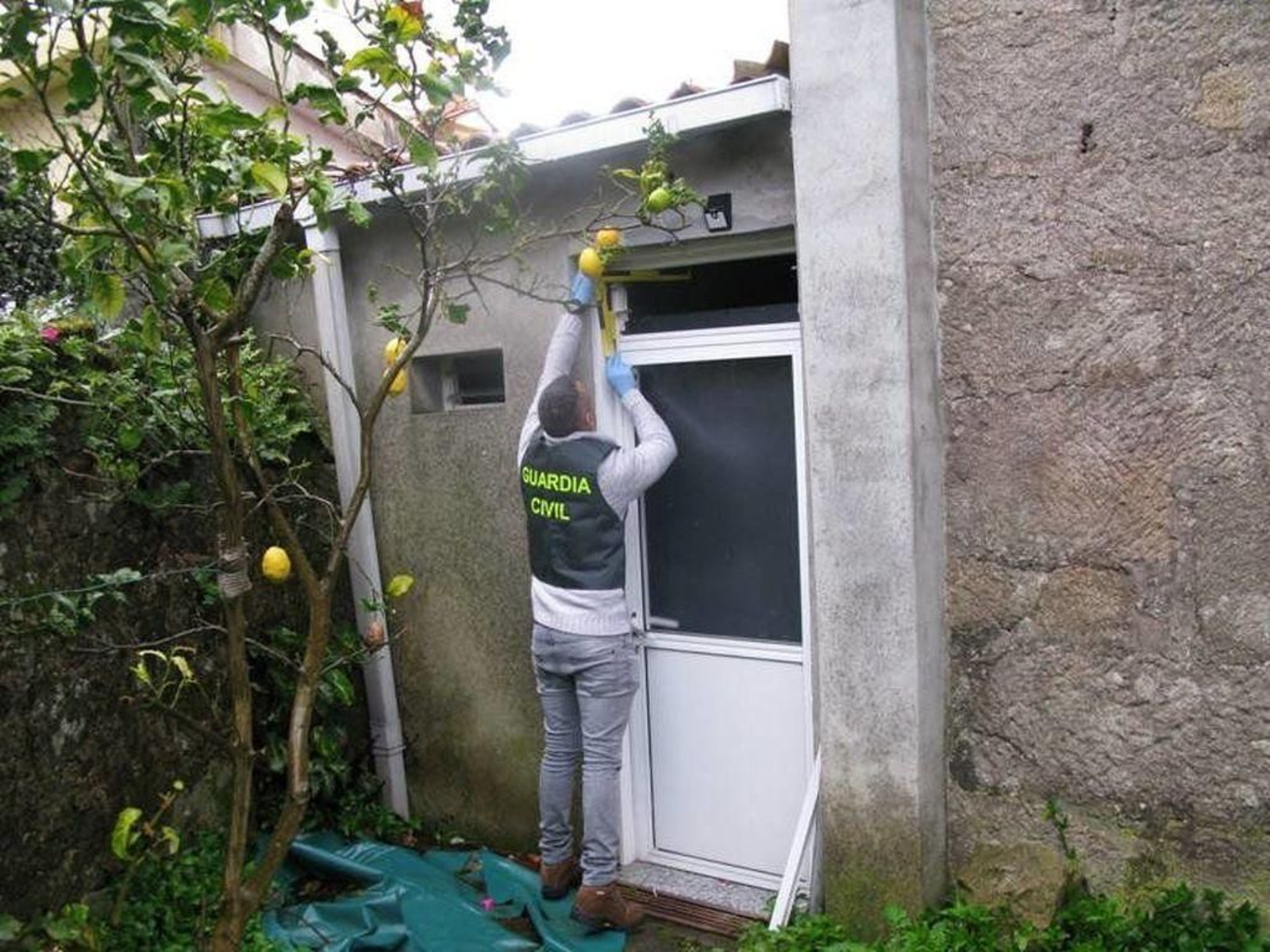 Imagen de la ventana por la que el joven accedía a la casa rectoral de San Pedro de A Ramallosa.