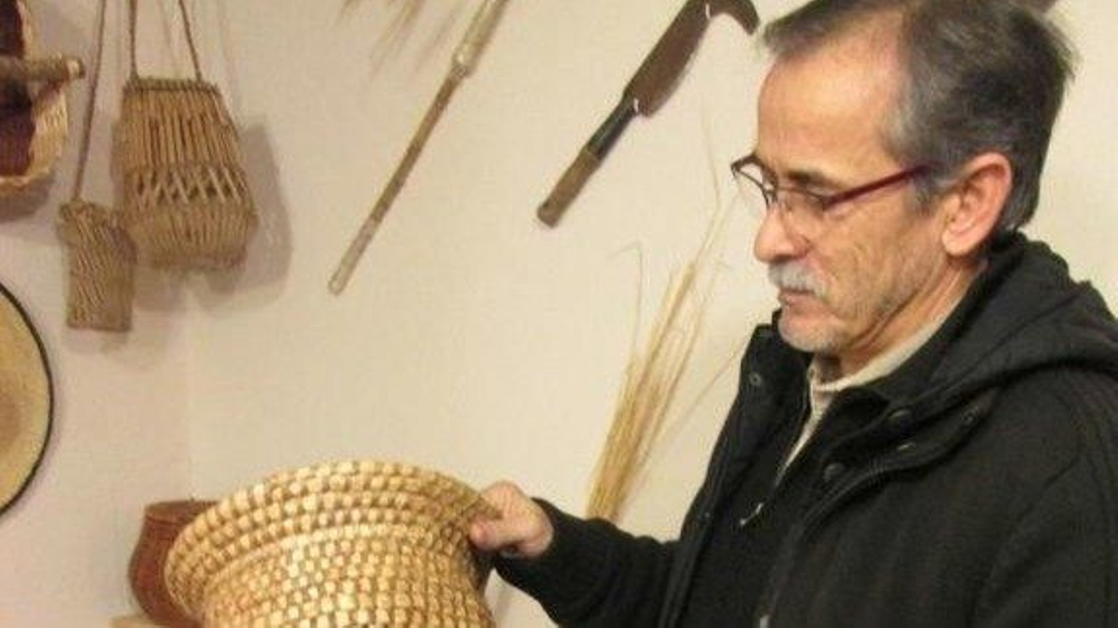 Muestra el original en mimbre que llamó l a atención de la marca de marroquinería.