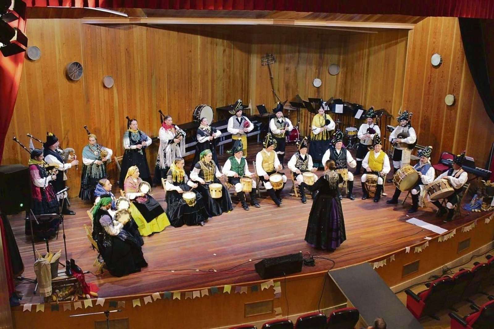 Los integrantes de la banda de gaitas de Atlántida de Matamá, durante una de sus actuaciones.