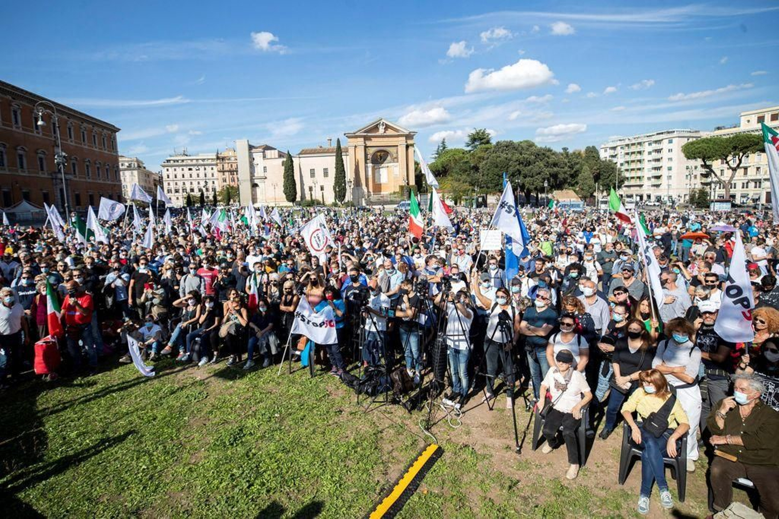 La protesta negacionista de ayer en Roma, Italia.