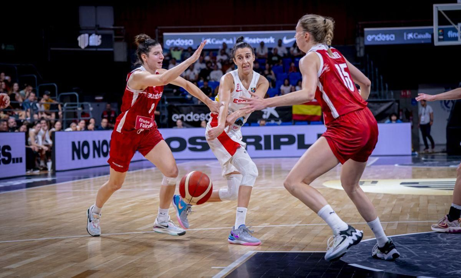 La excéltica Alba Torrens da un pase en el partido disputado ayer en la localidad tinerfeña de La Laguna.