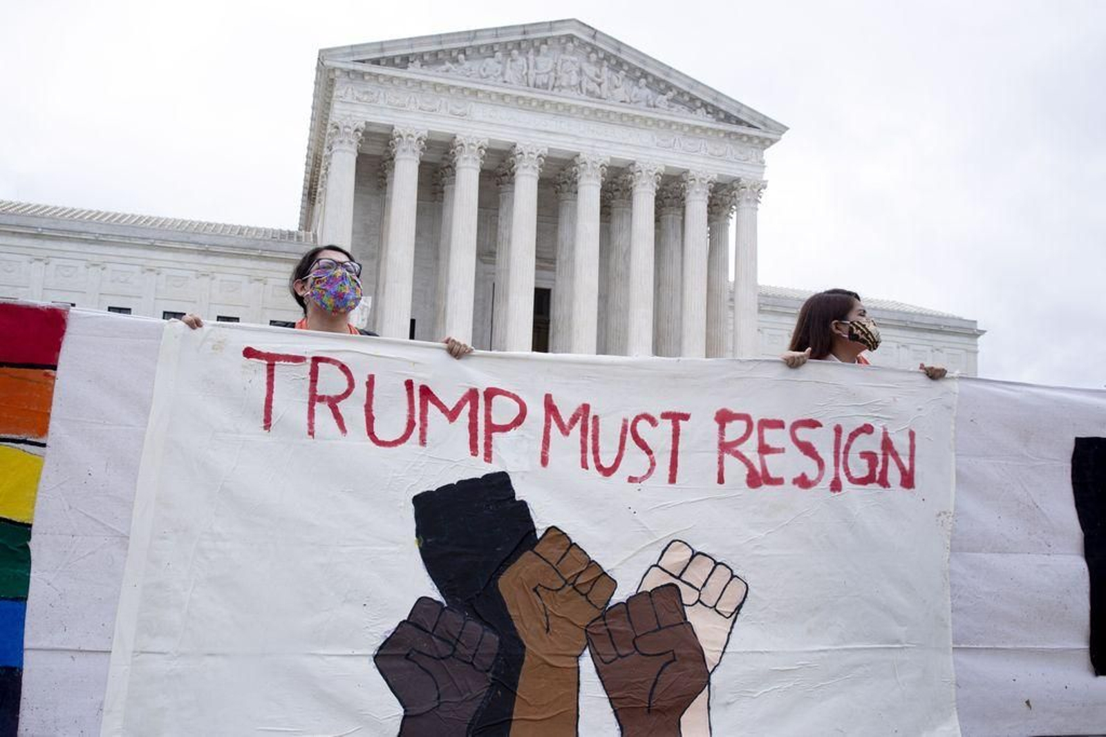 Pancarta de protesta contra Trump ante la sede del Supremo de EEUU en Washington.