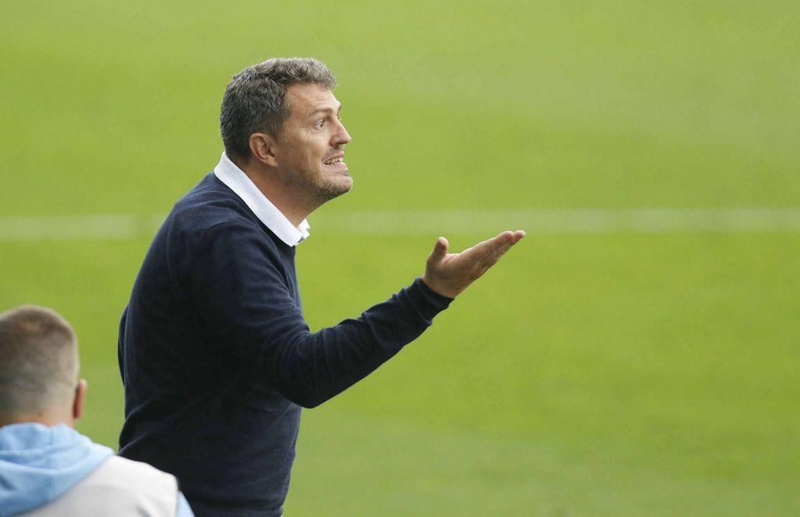 Óscar García Junyent gesticula desde la banda en el partido disputado ayer en Balaídos.