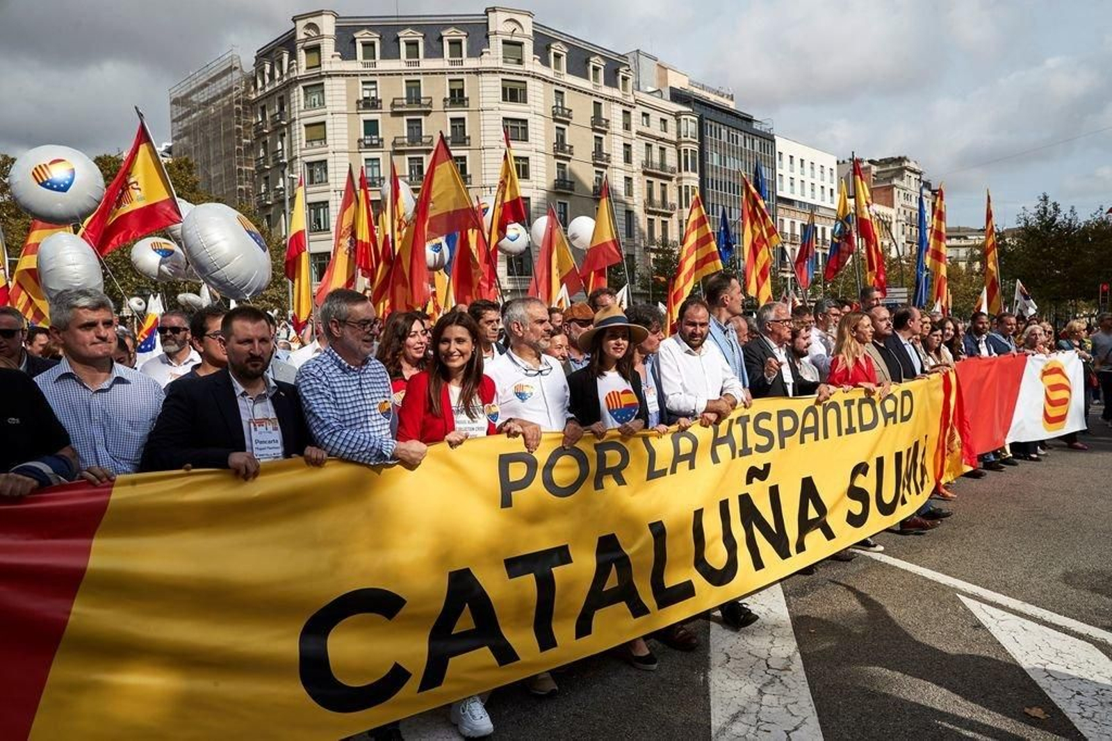 Manifestación que recorrió las calles de Barcelona a favor de la unidad de España.