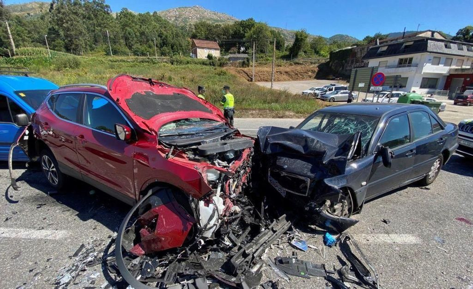 Los vehículos implicados en la colisión frontal en Mos..