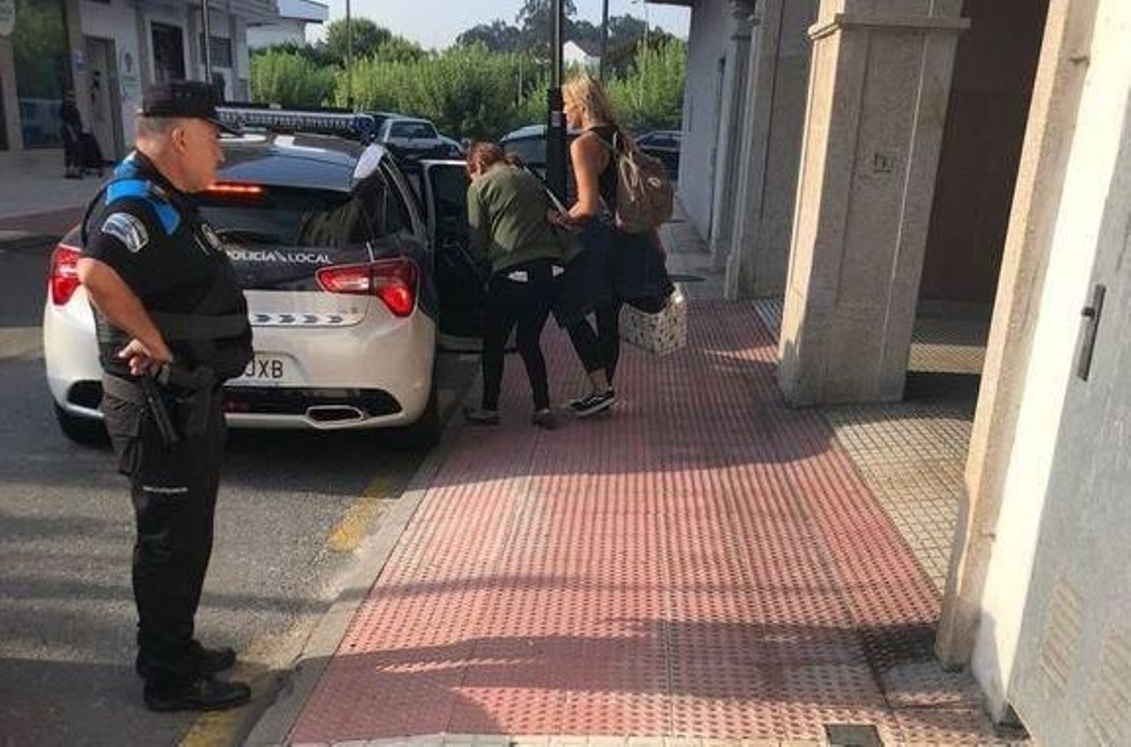 Momento de la detención de la pareja del 'narcopiso' de PorriñoMomento de la detención de la pareja del 'narcopiso' de Porriño