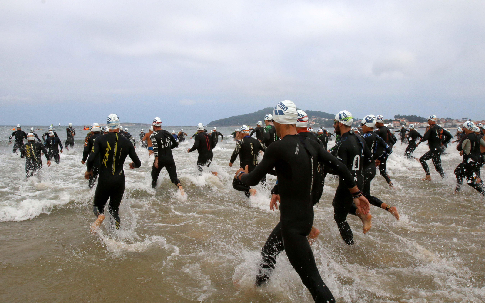La Travesía a nado Costa Serena reunió a unos 400 nadadores en la mañana de ayer en Praia América.
