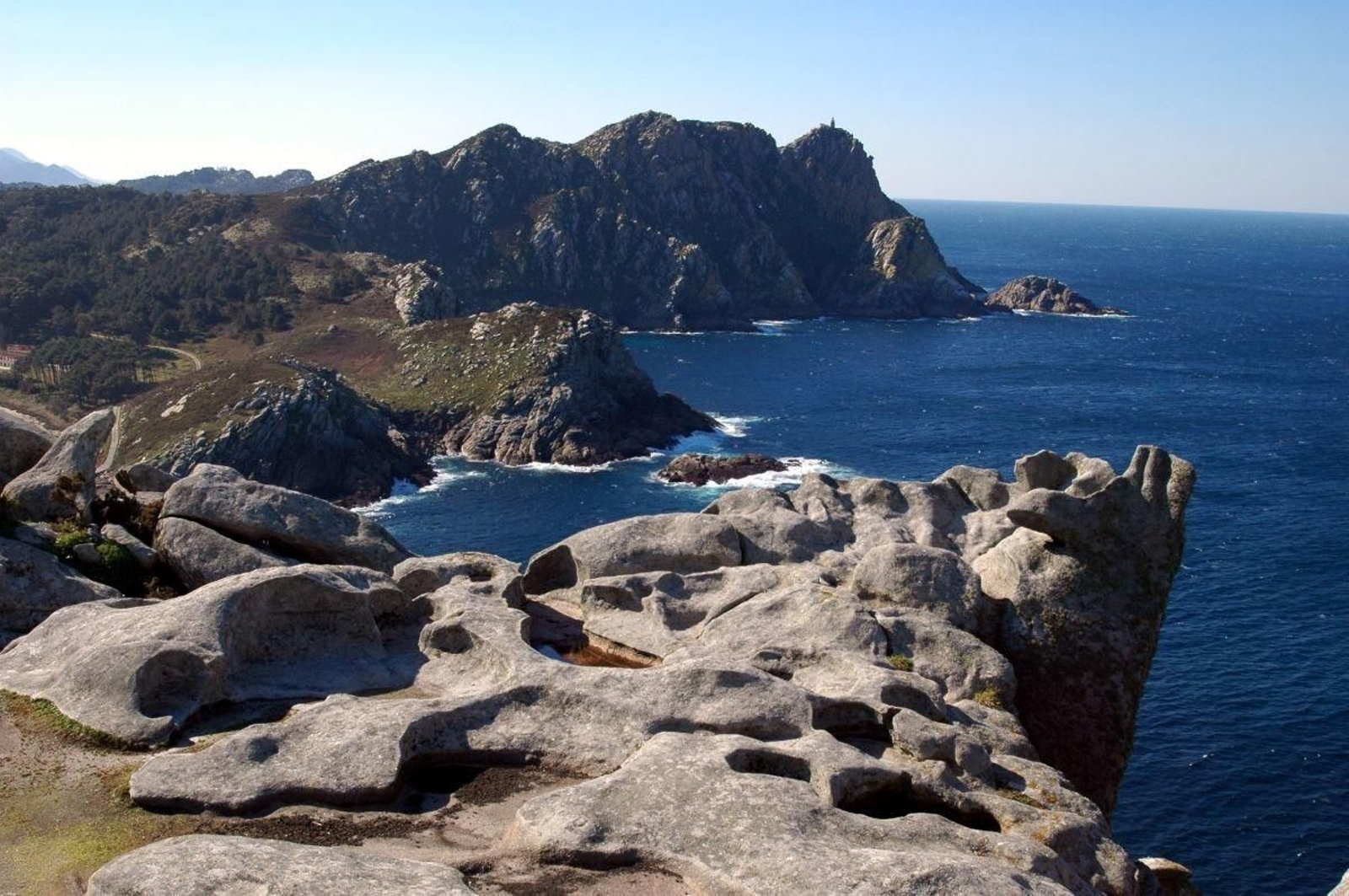 Cavidades (pías y tafonis) creadas por la erosión del viento, la sal y el agua que se pueden apreciar perfectamente en el Alto do Príncipe. A la derecha, el océano Atlántico batiendo contra las rocas.