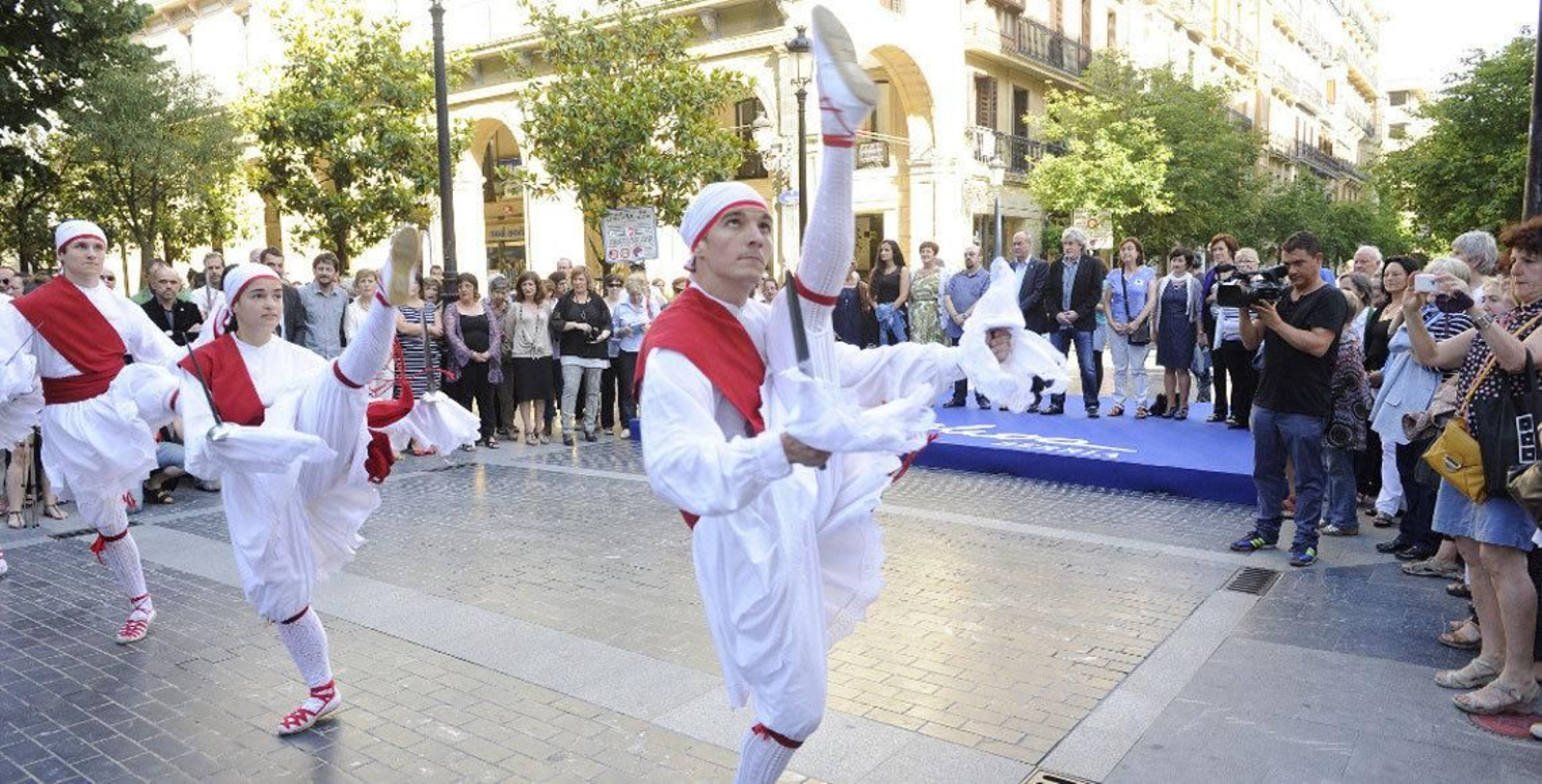 Unos dantzaris durante una edición anterior de la entrega de las Placas de Oro de Guipúzkoa.