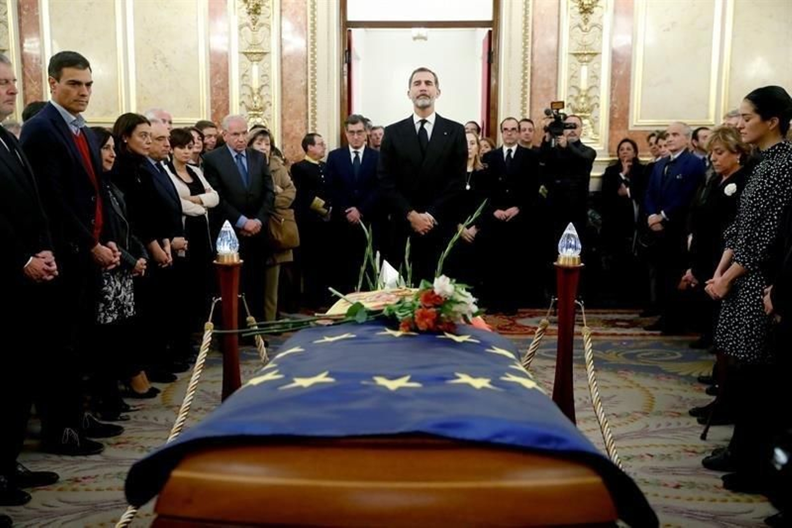 El rey Feilpe VI en la capilla ardiente del expresidente del Congreso, Manuel Marín, instalada en el Salón de Pasos Perdidos del Congreso de los Diputados.La política y la sociedad en general despidieron al periodista español.