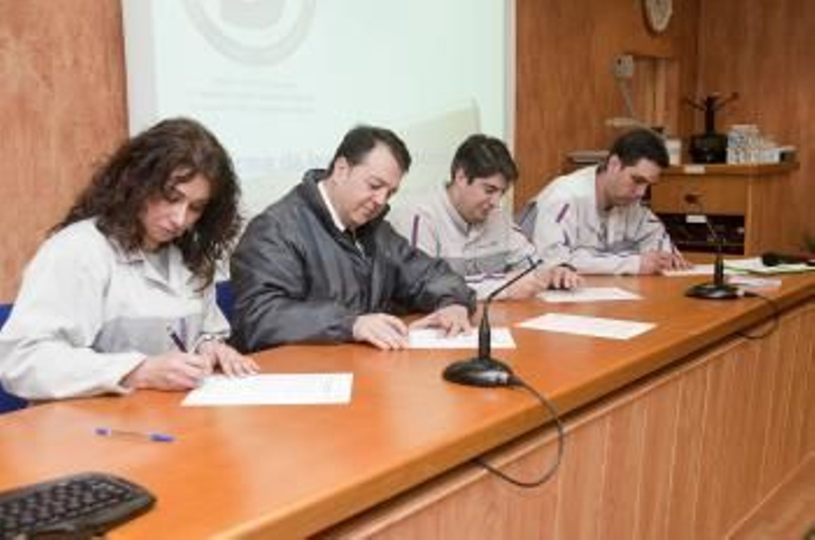 Muñoz Codina con los representantes sindicales, firmaron ayer los compromisos de seguridad en 2013.