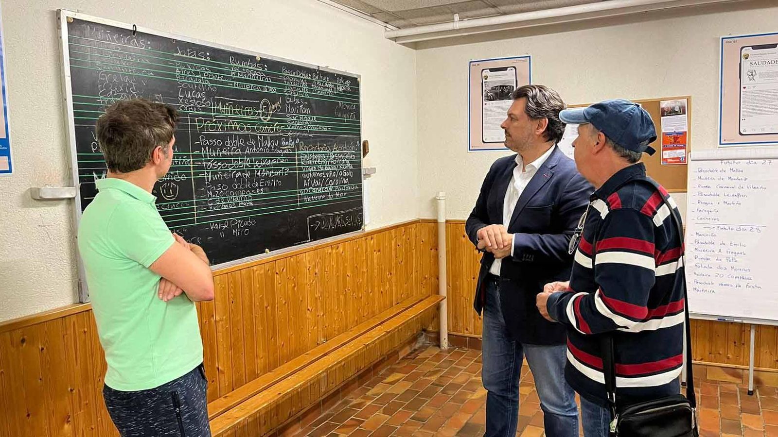 Imagen de la visita del secretario xeral da Emigración a la Sociedade Galega Sementeira