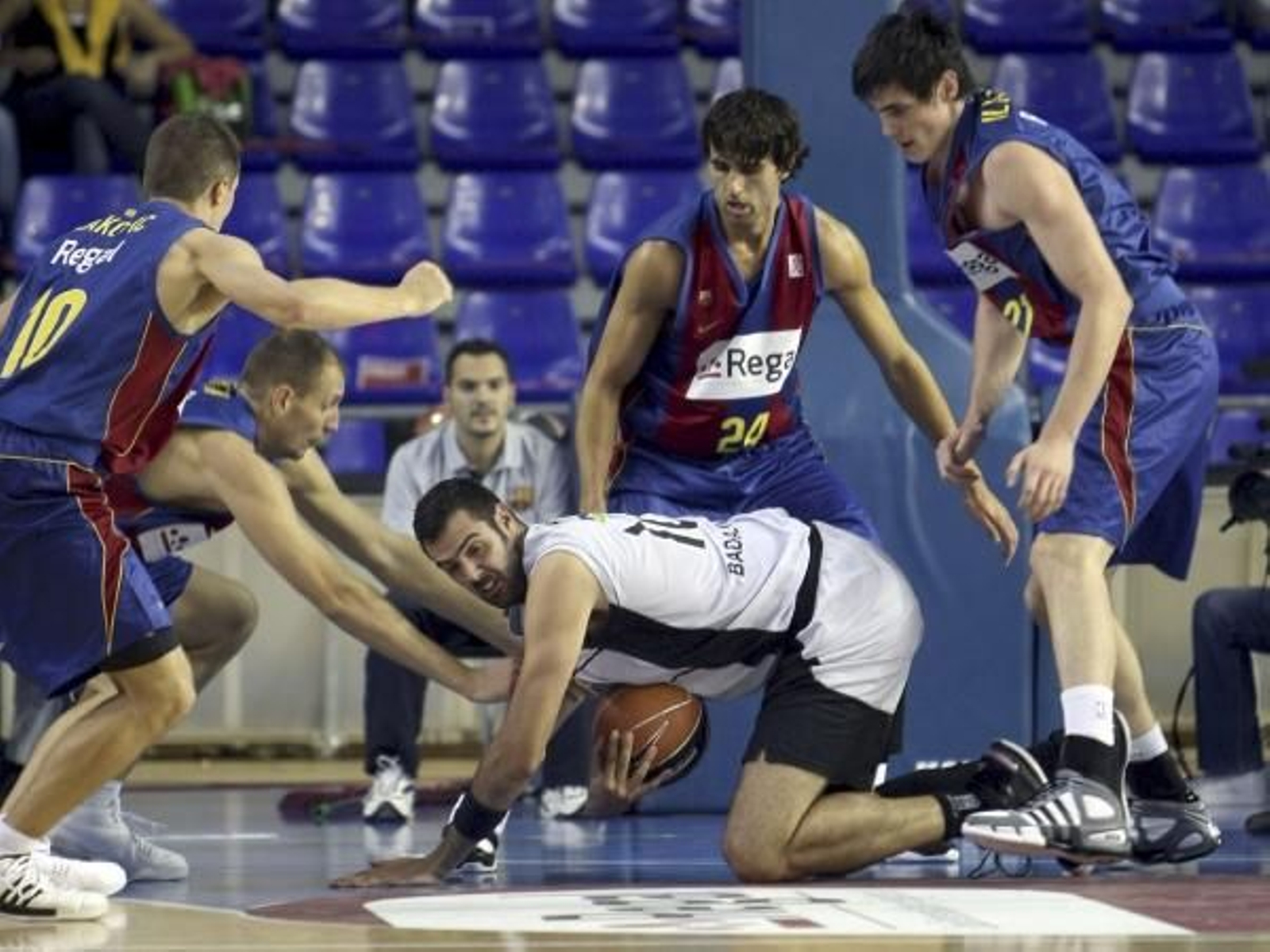Eduardo Hernández, asediado por los jugadores del Barcelona. (Foto: Alberto Estévez)
