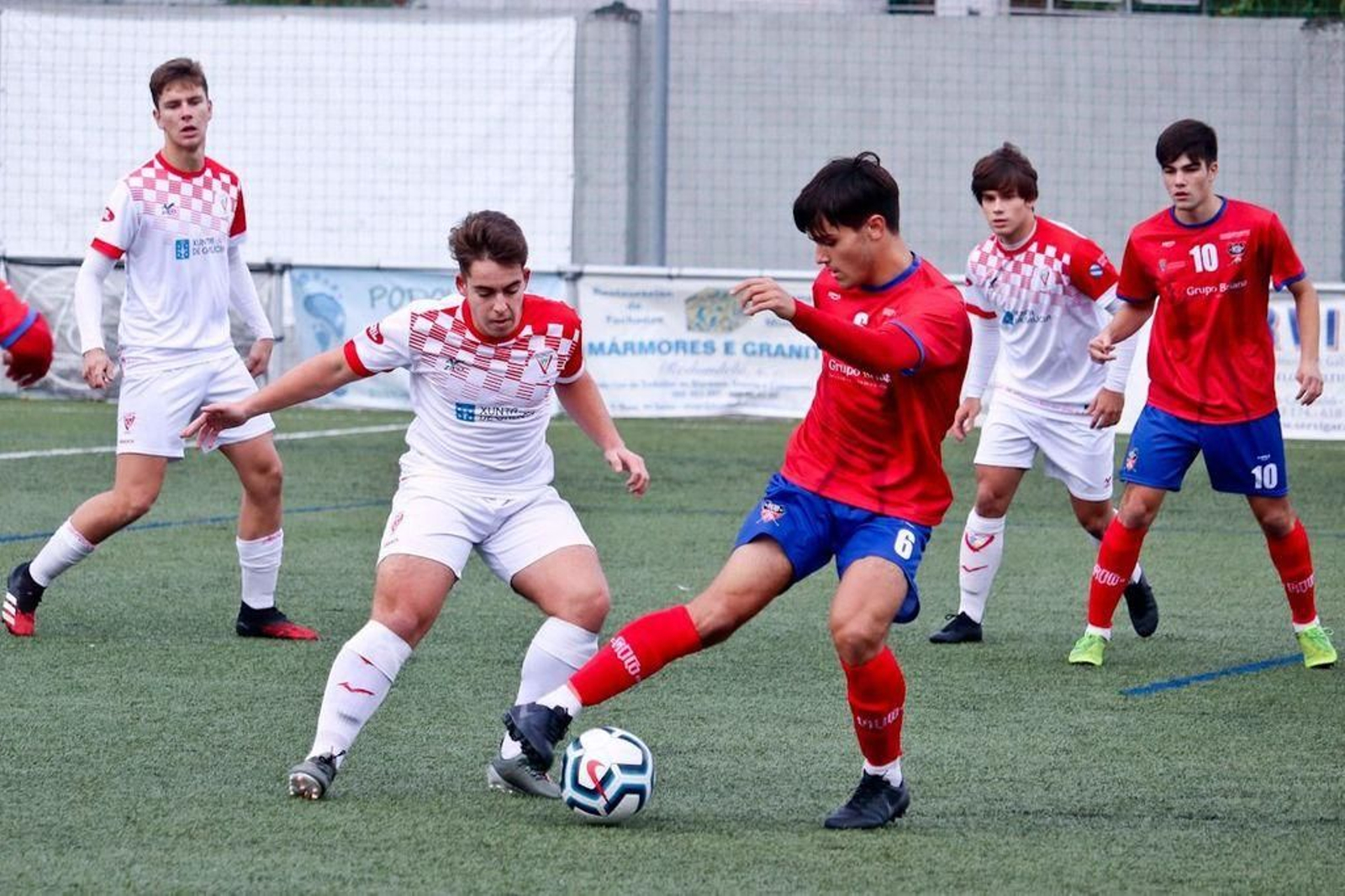 El Val Miñor sumó su primer triunfo del curso a costa de un Choco que notó el nerviosismo del debut.