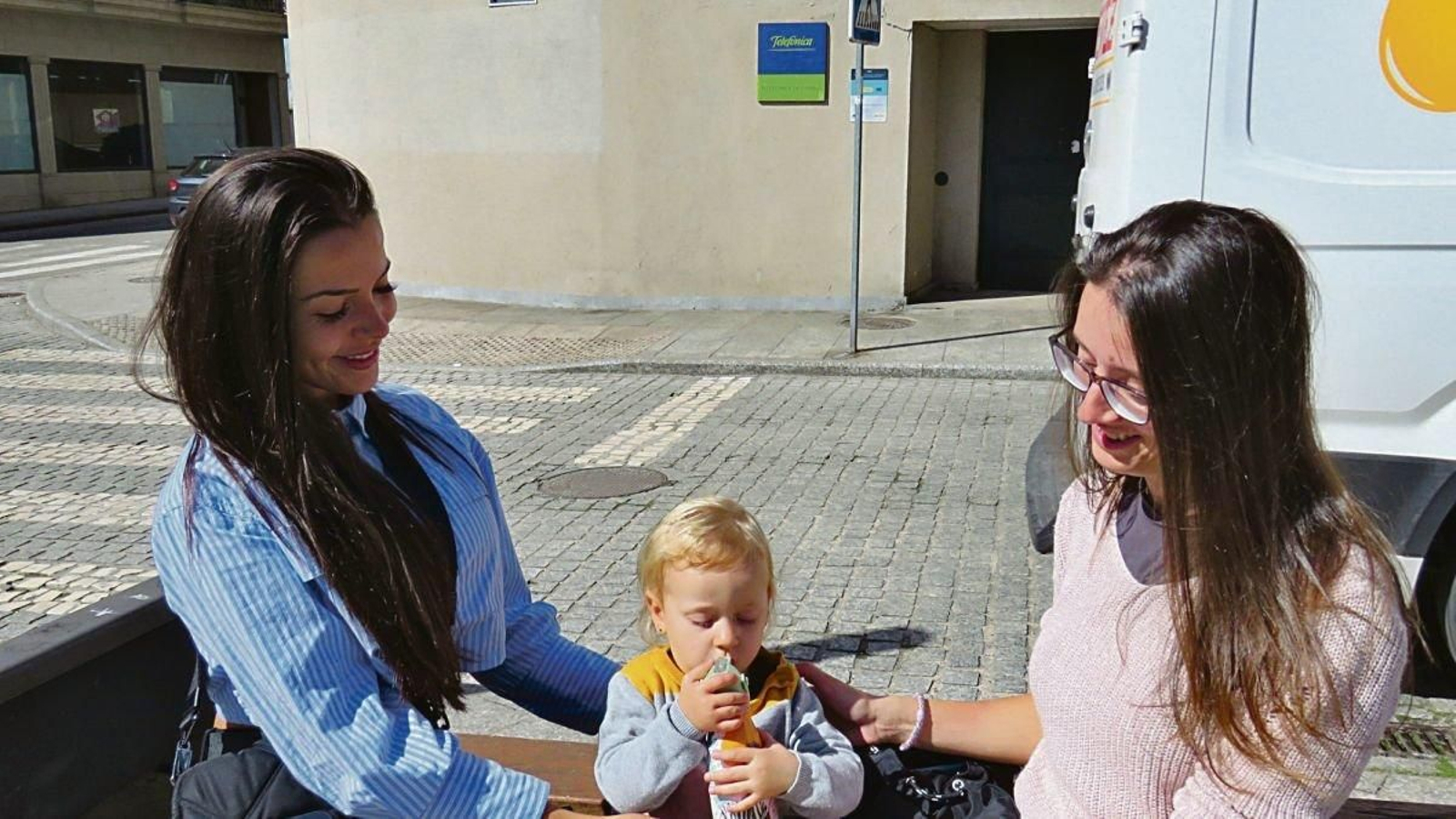 Madres jóvenes en Salceda, una estampa habitual por sus calles.