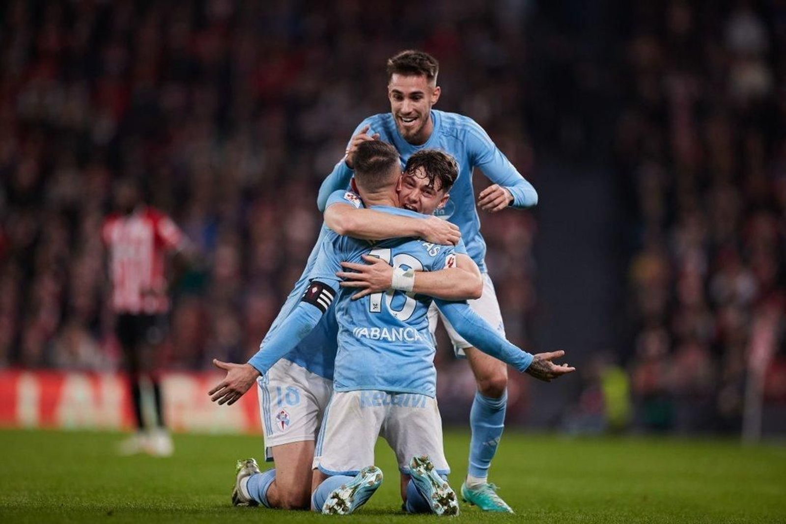 Larsen abraza a Aspas en un partido.