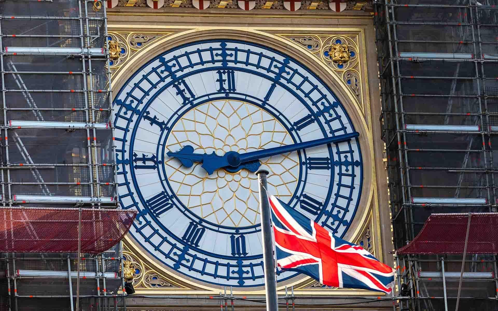 La bandera británica ondea cerca del Big Ben en Westminster, Londres (Reino Unido). EFE/VICKIE FLORES