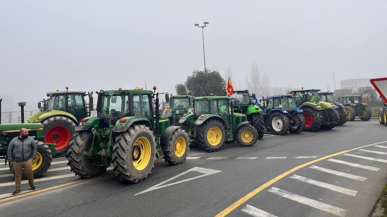 Tractorada en el Polígono de San Cibrao das Viñas, en dirección a Ourense. // L.R.