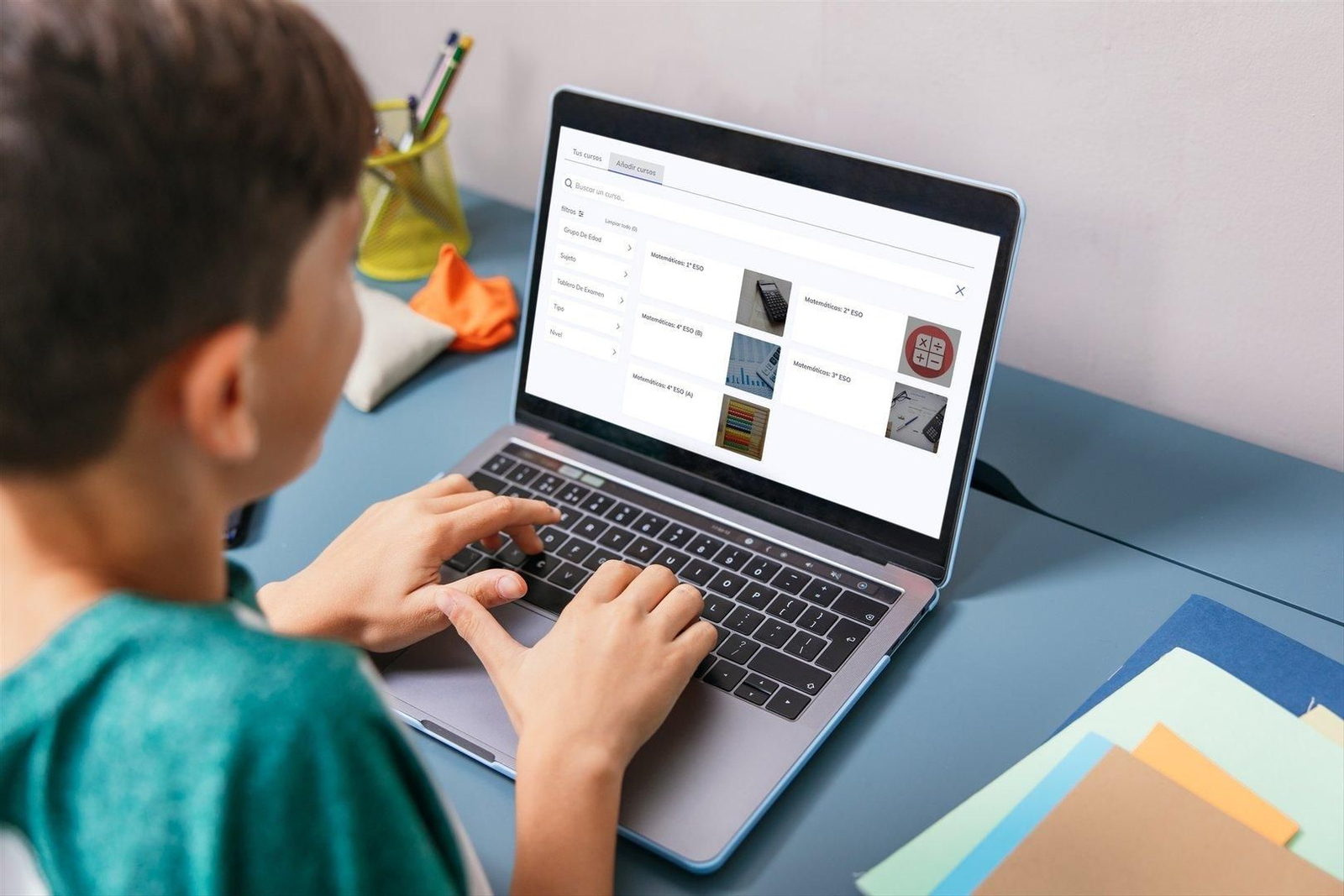 Estudiante en un ordenador.