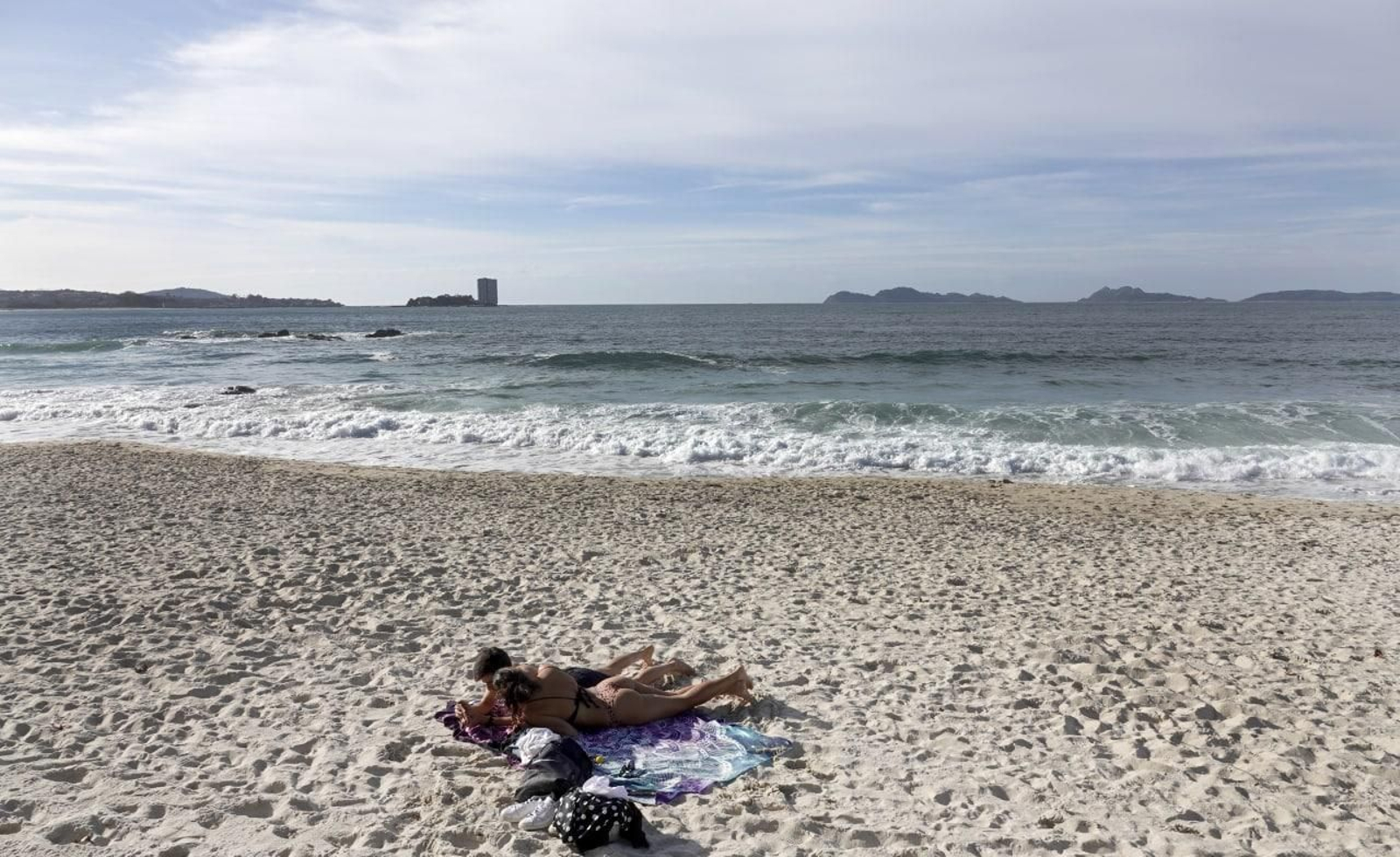 Fin de año con tiempo de verano en Vigo. Playa de Samil. // Vicente Alonso