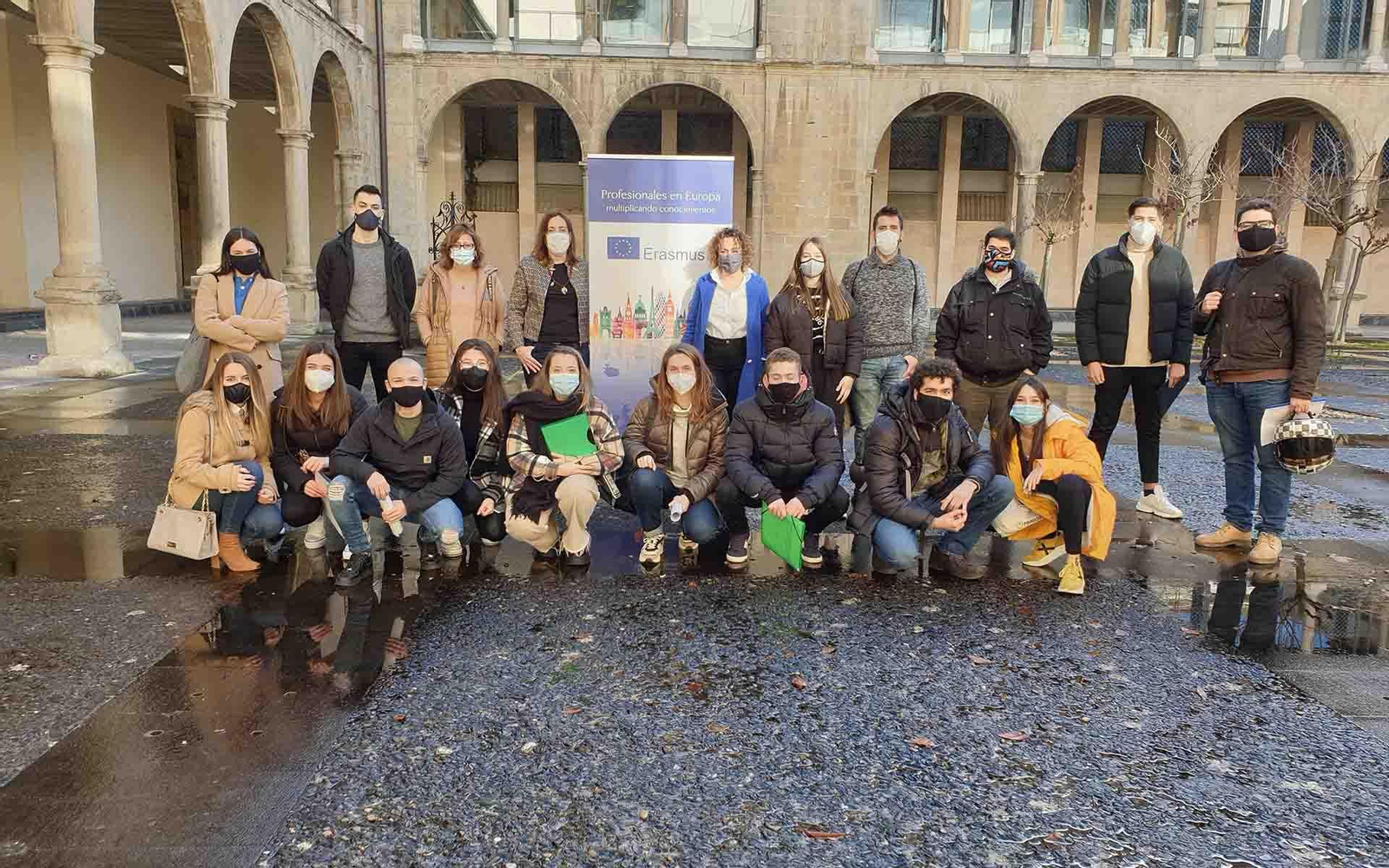 Alumnado del programa Erasmus+ de FP que han acudido hoy al Departamento de Educación junto a Esther Monterrubio, directora del Servicio de Planificación e Innovación de la Formación Profesional del Departamento de Educación, y María Rozas, jefa del negociado de Internacionalización de la FP