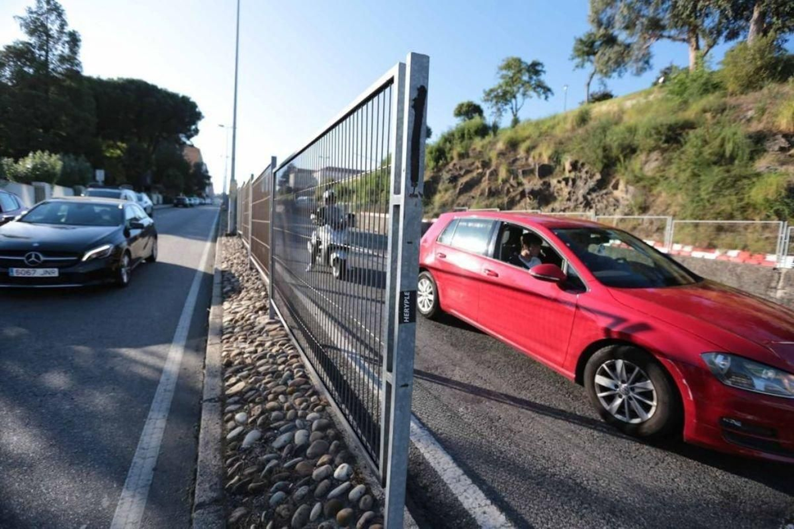 Las ya características vallas de la Avenida de Madrid desaparecerán tras las obras.
