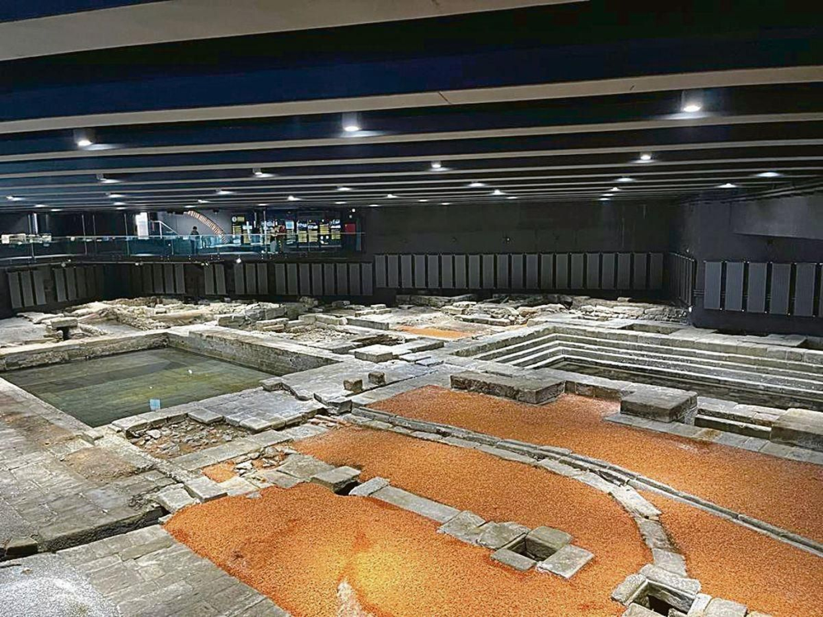 El pasado romano de Chaves, la Aquae Flaviae, está a la vista, en los gigantescos baños, que cuentan con varias piscinas para distintos usos, y en el puente de Trajano, con su columna en el medio, todavía en uso, como hace casi 2.000 años, cuando fue construido como parte de la vía entre Braga y Astorga, una de las “autopistas” de la época.