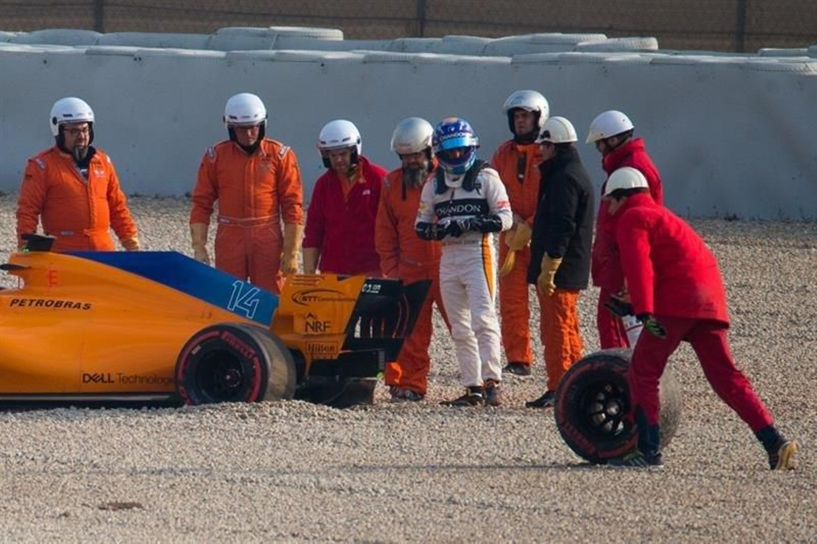 El piloto español de McLaren Mercedes, Fernando Alonso, abandona su MCL 33 tras salirse de pista en la curva antes de la recta