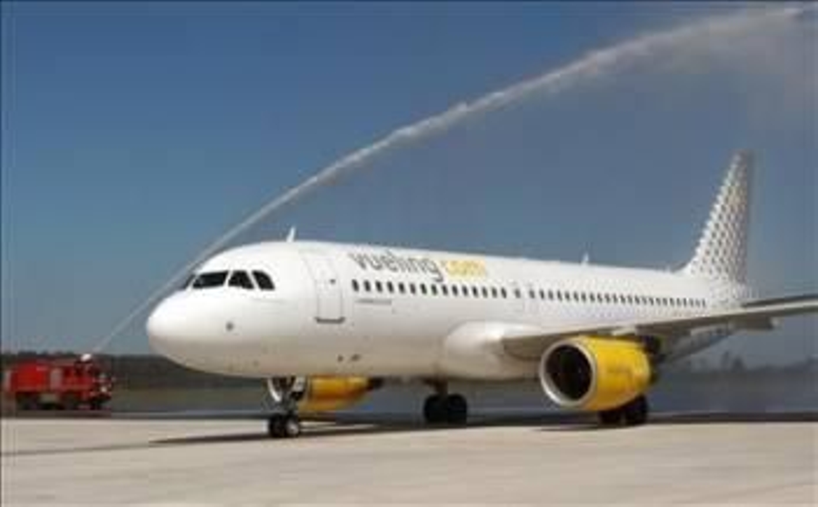 Imagen de archivo de un avión de la compañía 'Vueling'. (Foto: EFE)