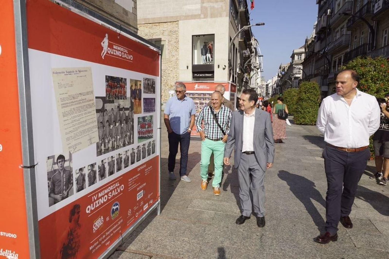 Abel Caballero observa la exposición con motivo del Memorial Quino Salvo instalada en la calle Príncipe.