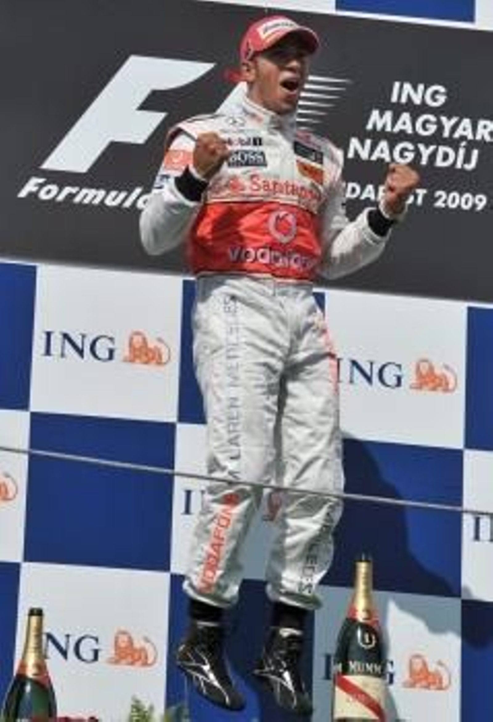 El piloto británico Hamilton celebra la victoria en Hungría.