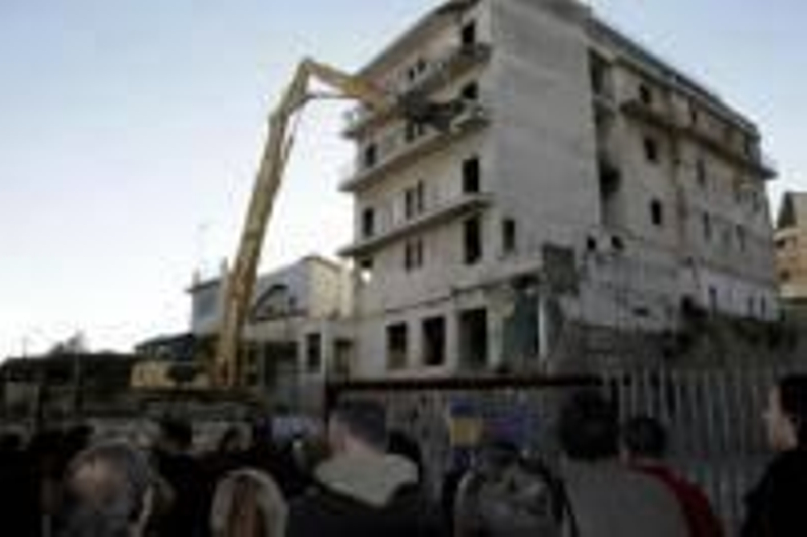 Momento del inicio del derribo.