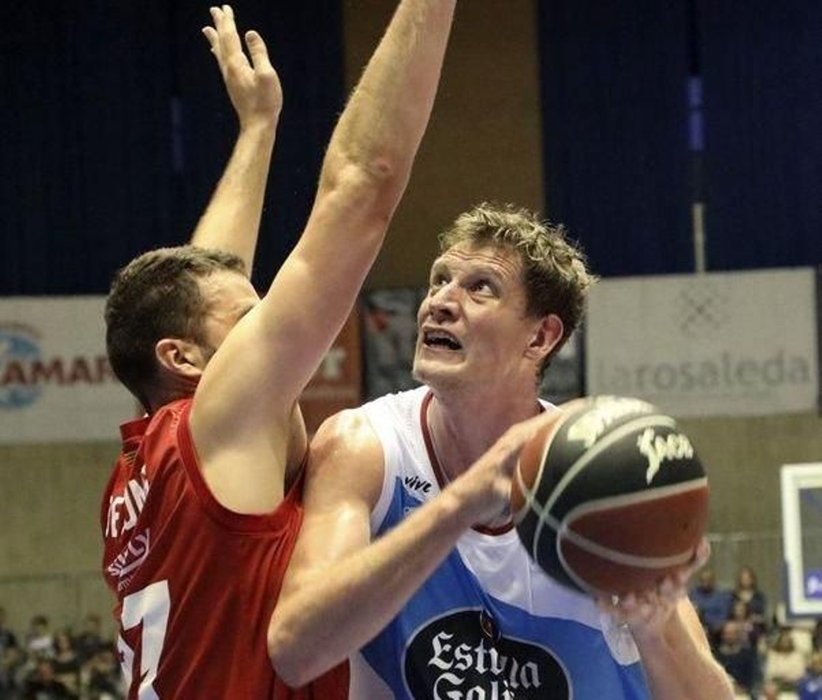 Pustovyi, del Obradoiro, busca sitio para lanzar a canasta.