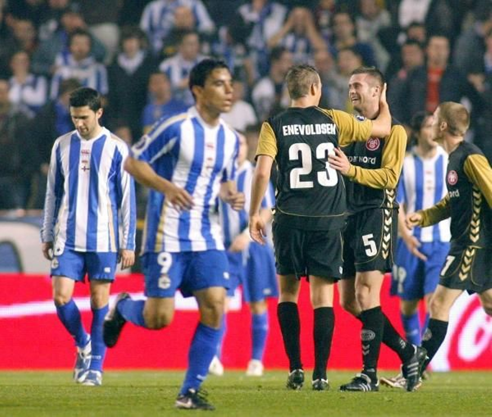 Los jugadores del Aalborg, se abrazan tras la consecución del segundo gol. (Foto: EFE)