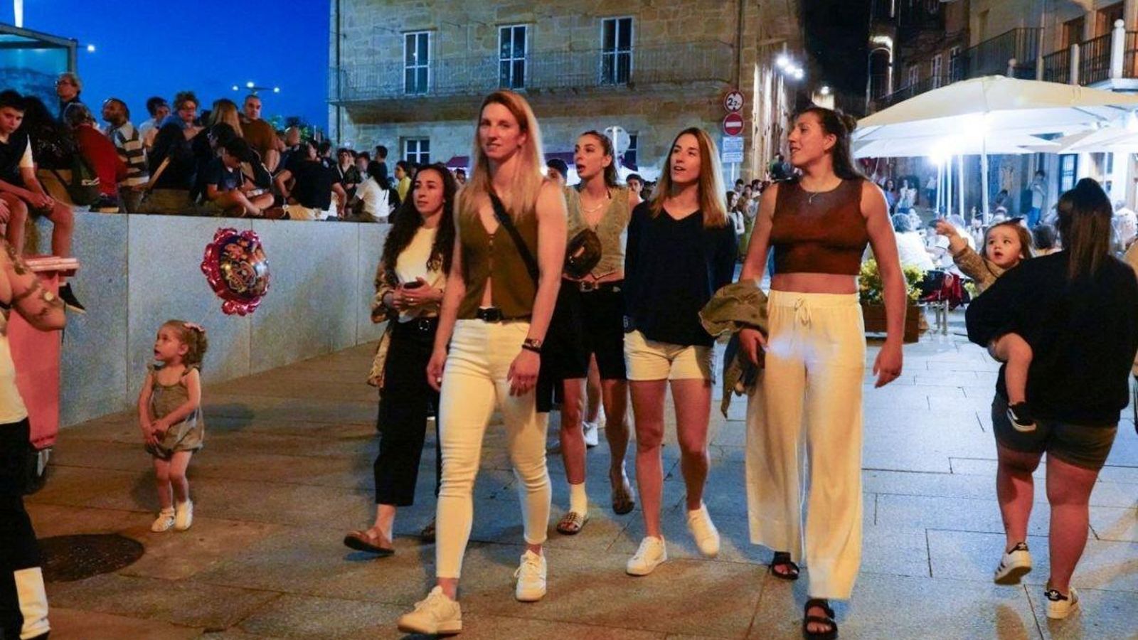 Jugadoras de la selección española de baloncesto en la fiesta.