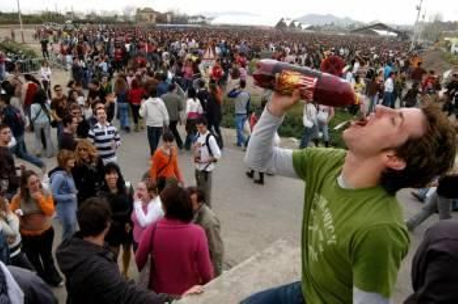 El botellón aglutina a cientos de jóvenes. (Foto: Miguel A. Molina)