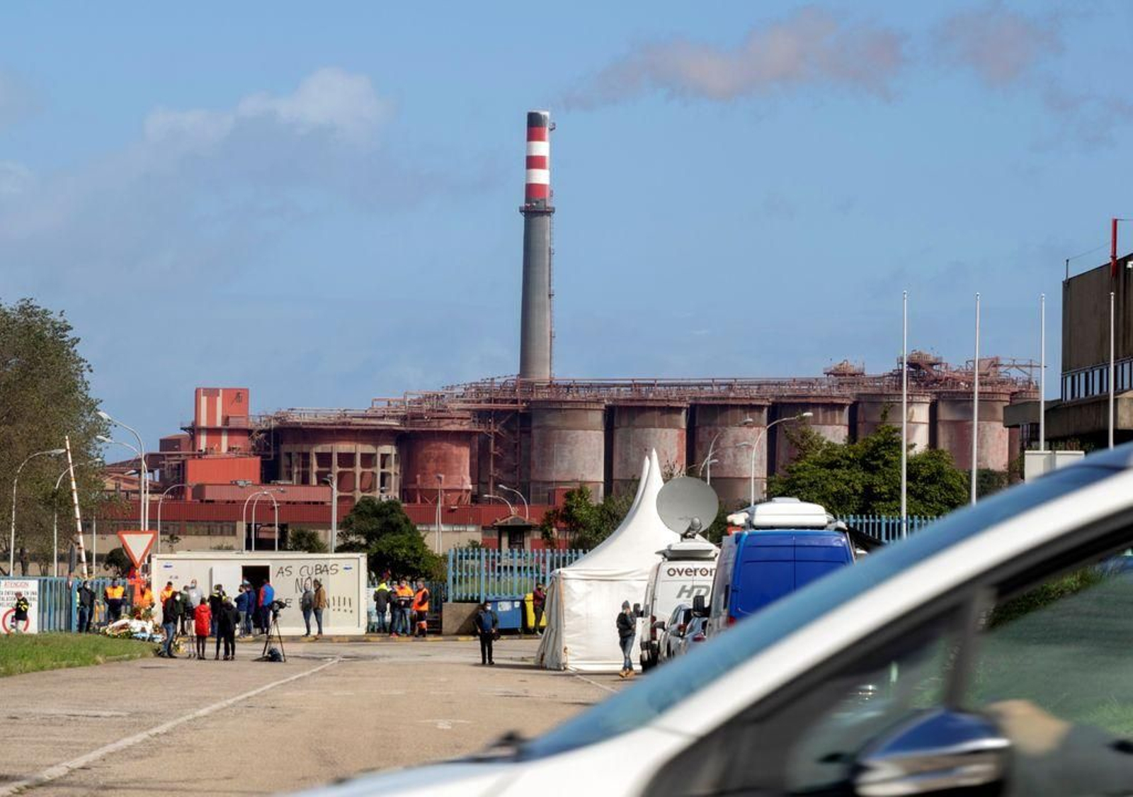 Piquete informativo a la entrada de la planta de Alcoa en San Cibrao.