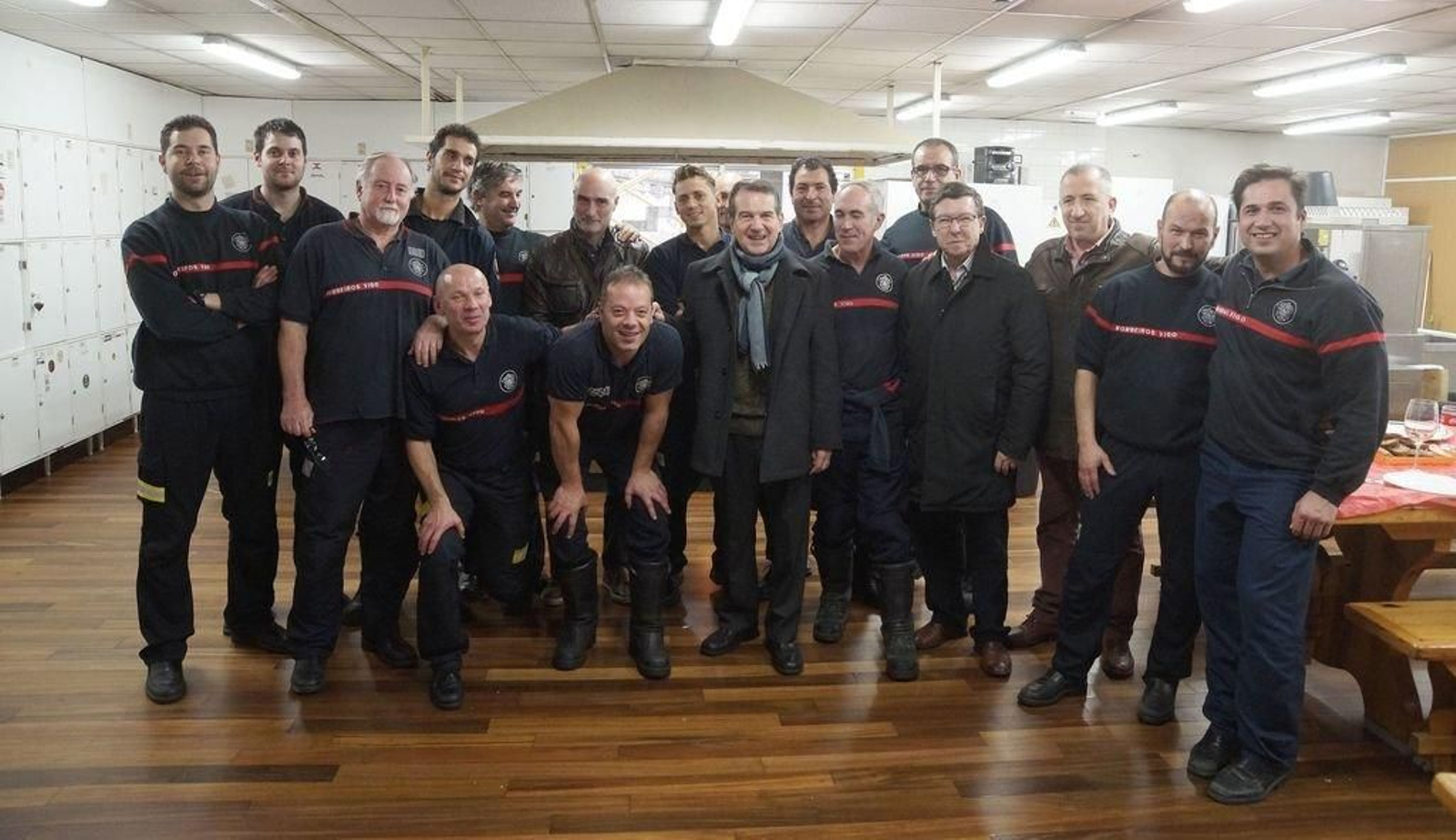 El alcalde visitó a los bomberos que comieron las uvas en Teis y Balaídos